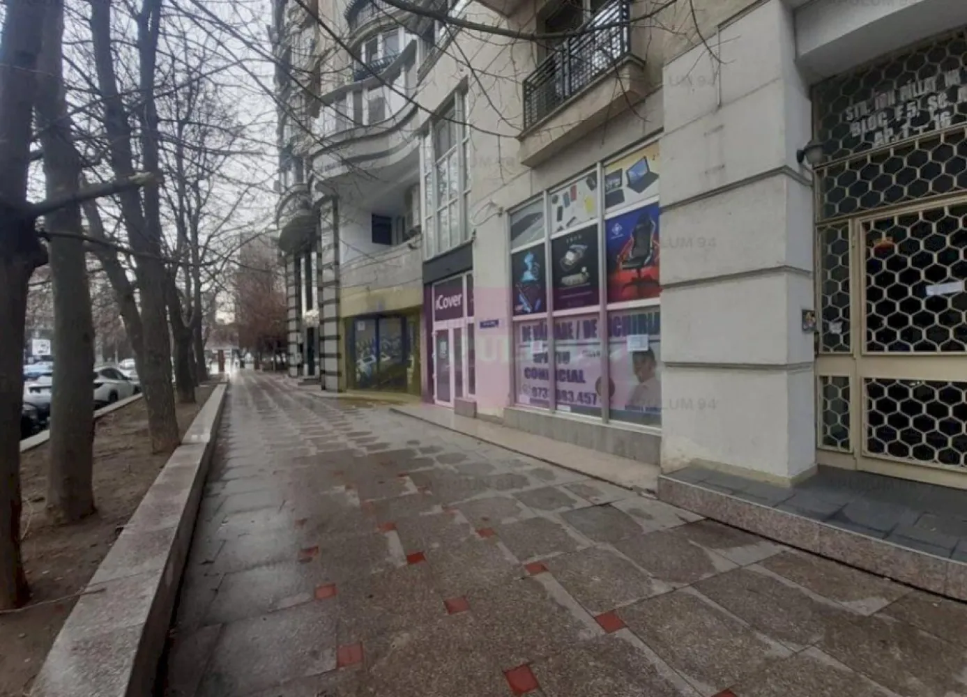 Spațiu zona Bulevardul Unirii - Zepter - Spațiu comercial disponibil pentru închiriere. Pretabil orice tip de activitate. Zona ultracentrala, birouri, banci, multinationale, trafic pietonal.Spatiu Comercial adiacent din Bulevardul Unirii, pe diagonala de Blocul Zepter. Spatiul este pe partea cu BCR, alături de Kuzini și înainte de reprezentanta Grawe Romania, chiar vav de Bosch Romania. In fata spatiului se poate parca in spic, deasemenea in curtea interioara din spate sunt rezervate 2 locuri de parcare pentru acces marfa. Spatiul dispune de centrala termica proprie, are doua cai de acces (accesul principal dinspre Bulevardul Unirii - Ion Pillat si din spate pe strada Turturelelor, intrarea de marfa). Compartimentarea este foarte placuta, sunt create 5 zone distincte, prima la care s-a lasat inaltimea de 5ml si s-a facut o frumoasa scafa cu lumini este partea de acces clienti, expozitie sau frontdesk, showroom de aproximativ 40 mp, a doua este cea care permite accesul din zona de primire marfa unde avem si panou electric cu o suprafata de aproximativ 30mp deasupra careia s-a preferat la renuntarea la inaltime si s-a creat o zona ideala pentru backoffice sau minisalon mai intim, aici avem tot spre 30mp, a patra zona este ce cu grupurile sanitare si bucataria unde regasim si centrala termica proprie, deasupra celei de a patra zone deasemenea s-a creat o supanta care are tot rol de backoffice foarte intim, aici avem o suprafata de aproximativ 13mp, practic spatiul ofera prin compartimentarea actuala in jur de 120-130 mp. Locația este perfectă pentru orice tip de activitate (birouri, showroom, coafor, barber shop, cofetărie, cafenea, cabinet medical, vinotecă, atelier de creație) fiind un spațiu ce oferă un plus la prestigiul și valoarea afacerii desfășurate aici. Daniel, Apulum94. Comisionul agenției este de 50%+TVA din valoarea chiriei aferente unei luni. La vizionare se semnează formularul agenției.