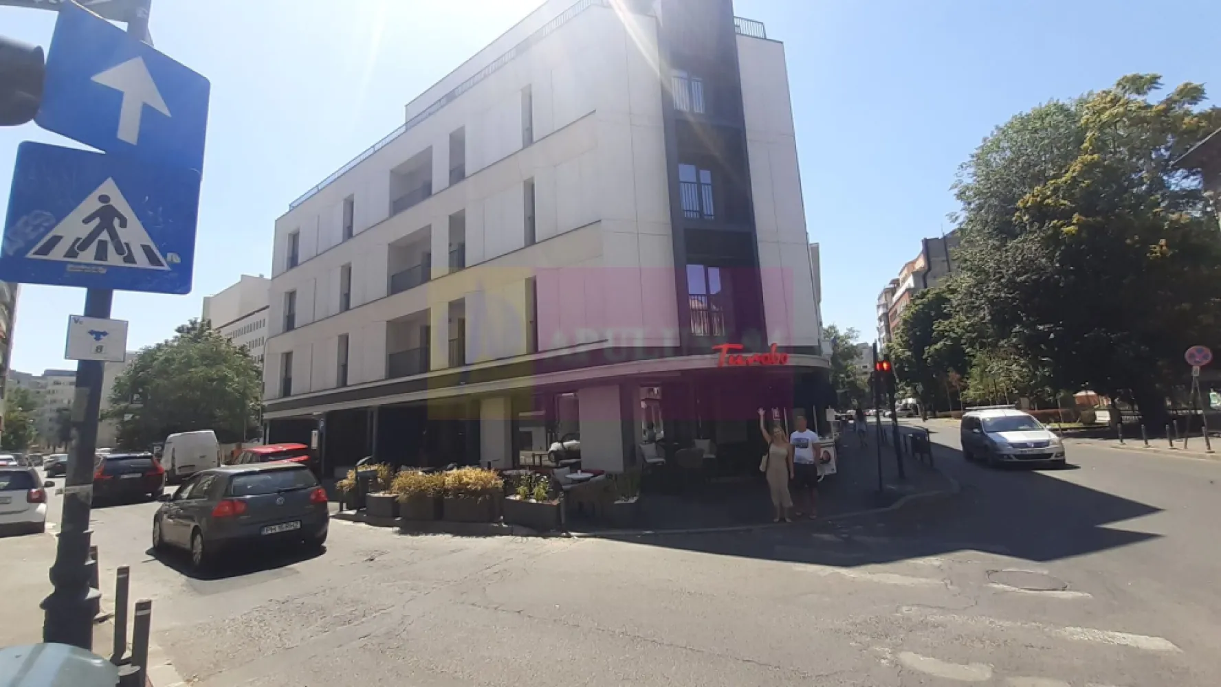 Studio Ultracentral 2025 - Aveți posibilitatea de a închiria cel mai nou și mai bun studio din capitală situat în ultracentralul orașului, la nici 2 minute de Metrou Piața Universității, între Intercontinental (Grand Hotel București) și Teatrul Național. Studio-ul are o suprafață utilă de peste 32mp la care se adaugă un balcon spațios tip logie ce oferă o priveliște panoramică asupra străzilor Batiște și Tudor Arghezii. Locația se află în inima orașului, cu acces facil la tot ce are capitala mai frumos de oferit ( Centrul Vechi, Grădina Icoanei, Piața Romană, Piața Unirii, Armeneasca, Cișmigiu - toate aceste zone sunt la 5 minute mers pe jos lejer de imobil). În proximitate avem cele mai bune restaurante, pub-uri și terase dar și acces facil la numeroase muzee și centre culturale. Studio-ul se află la etajul 1 al blocului și are o configurație plăcută și compactă, bucătăria fiind integrată în spațiul de locuit și oferind totodată și cadrul ideal de socializare, iar balconul spațios tip logie vă oferă o opțiune validă de a observa și de a vă integra în comunitatea acestui cartier select al orașului. Facilitățile sunt de top, imobilul este finalizat anul acesta, 2025 și respectă toate standardele cerute, confortul termic fiind asigurat de sistemele integrate ale imobilului, iar pe partea de acces avem două lifturi moderne și acees evident pe scară din lobby. La parterul imobilului funcționează o cafenea și tot în proximitate avem mai multe centre comerciale. Baia studio-ului este spațioasă și este deservită de o cadă iar aerisirea este asigurată de o fereastră mare. Imobilul se va preda nemobilat. Documentația este la zi, proprietarul este însă persoană juridică și tranzacția presupune TVA, pentru cei interesați ideal este de a închiria tot pe societate din rațiuni care țin de taxare și achitarea TVA-ului aferent. Pentru mai multe detalii și programarea de vizionări nu ezitați să mă contactați, Daniel, Apulum94.