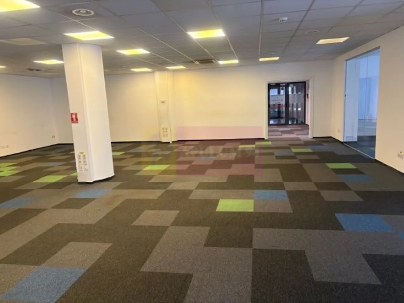 Spatiu birouri Universitate. - Compania imobiliara Apulum 94 va propune spre inhiriere spatii de birouri situate intr-o cladire de birouri in zona Universitate. 
Cladirea benefiziaza de 2 lifturi, de spatiu de receptie, camere video. 
Spatiul este situat la etajul 3 si poate fi inchiriat in totalitate, adica 556 mp sau separat si anume- un spatiu de 216 mp si altul de 263 mp . 
 Utilitatile se refactureaza in regim pro-rata, iar electricitatea se calculeaza consum propriu + pro-rata din spatiile comune si echipamente.
Sunt disponibile locuri de parcare subteran la pretul de 120 euro+TVA/loc/luna.
Amplasamentul beneficiaza de o accesibilitate excelenta, atat cu automobilul, cat si cu mijloacele de transport in comun, metroul fiiind la 2 minute de mers.
Pentru vizionare si mai multe detalii nu ezitati sa ma contactati pe nr 0733683446- Laura Ionescu.