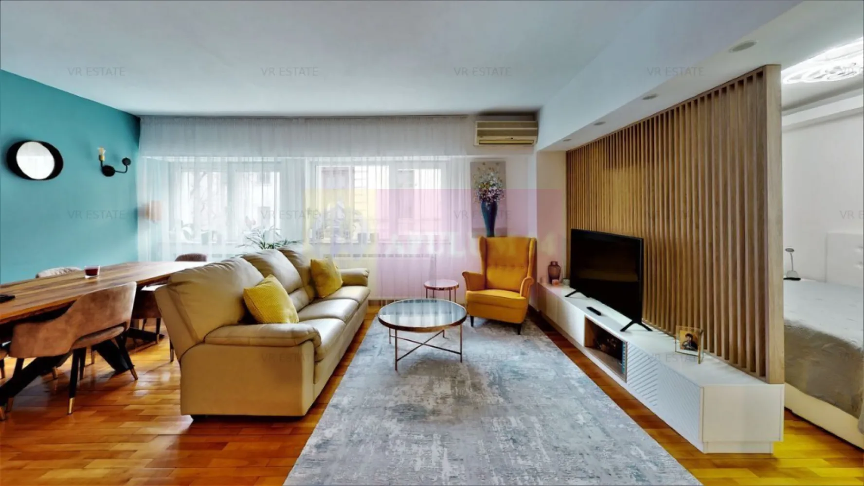 Apartament 3 Camere Piața Romană lângă Metrou - Se vinde un apartament chiar la Piața Romană lângă stația de metrou. Apartamentul se află într-un bloc reconstruit după cutremurul din 1977 la standarde de siguranță superioare cu structură de rezistență pe cadre de beton armat (stâlpi și grinzi din beton armat), este situat la etajul 1, are orientare spre răsărit, nu este orientat spre bulevard ci spre o zonă frumoasă de case-vile și se bucură de liniște și intimitate, un cadru ideal pentru cei care doresc o locuință de familie în centrul orașului. Mobilierul este practic și modern, avem totul gândit pentru un maxim de confort la un preț absolut decent. Apartamentul este complet mobilat și utilat, proprietarii vor lua din apartament doar masa din living și televizorul curbat în rest mobilierul de bucătărie cu electrocasnicele incorporate (mașinile de spălat vase și rufe, cuptorul, plita și hota), cele două dulapuri tip dressing cu peste 40 de zone de depozitare, cele două paturi (unul king size și unul extensibil, ambele cu depozitare), boilerul cu pornire prin wifi, mobilierul celor două băi și mobilierul de hol, totul rămâne noilor proprietari. Apartamentul are o compartimentare optimă pentru o familie cu un copil sau doi dar poate fi folosit evident de către oricine, se pretează datorită locației și pentru activități de birou, dealtfel aproape 40% din apartamentele din bloc sunt puncte de lucru ale diferitelor firme și instituții. Locația se pretează și pentru cei care doresc să o preia pentru regim hotelier mai ales că se oferă mobilată. Holul de intrare este echipat cu tot mobilierul necesar - 3 corpuri de mobilier cu zone depozitare pantofi, o zonă depozitare haine lungi, oglindă, cuier, zone depozitare diverse, baia mare este prevăzută cu cadă și are spații și nișe pentru depozitare, iar bucătăria este punctul forte, o bucătărie mare, cu zonă de gătit și zonă de luat masa, separată de zona de intrare de un mic bar, bucătărie mobilată și utilată integral și boiler pentru aspecte neprevăzute, alte plusuri le veți descoperi la vizionare. Livingul este spațios și oferă atât zone de socializare și relaxare cât și spații generoase de depozitare. Baia mică este prevăzută cu duș walk in cu obiecte sanitare Grohe. Primul dormitor alăturat cu baia mică este un spațiu ideal de relaxare, aici se află patul matrimonial cu saltea cu memorie, masa de machiaj și evident spații generoase de depozitare, dormitorul fiind despărțit de living doar de riflaj oferă o imagine vizuală conceptului de confort,peretele din riflaj se poate evident închide total cu soluții moderne dacă se dorește. Această locuință îmbină armonios estetica cu utilitatea în fiecare zonă. Al doilea dormitor orientat spre răsărit este prevăzut cu un pat extensibil și cu dressing spațios cu uși culisante. Vă aștept cu drag să achiziționați un apartament unic. La vizionare se semnează formularul agenției, comision 3%, pentru mai multe detalii și programarea de vizionări nu ezitați să mă contactați, Daniel, Apulum94