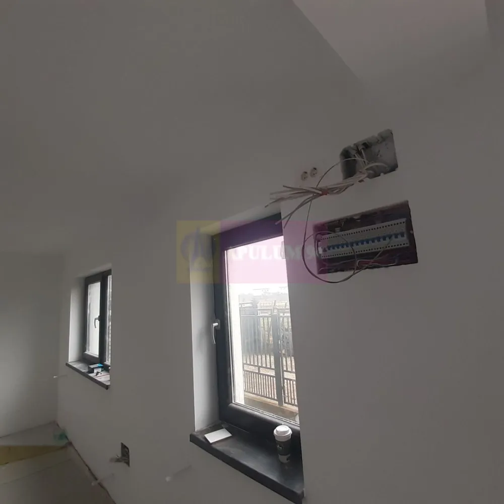 Casă individuală zona București-Ilfov în Măgurele aproape de pădure - Avem o Casă individuală de peste 120mp la câteva minute de București în zona de case-vile noi din cartierul Alunișu, în imediata apropiere a pădurii din jurul Institutului de Cercetare Măgurele. Un imobil accesibil și la propriu și la figurat. Avem acces facil din București Antiaeriană - Șoseaua Măgurele, din Centura București care se face la două benzi pe sens, sau din Giurgiului cu acces facil la viitoarea stație de Metrou (Gara Progresu- Jilava). Acces facil la mijloace de transport și centre comerciale, școli și grădinițe. Casa este dispusă pe două nivele, parter și etaj, este recepționată 2022 și finalizată 2025, aproape gata de mutat, trebuie doar mobilată. Casa este individuală, singur curte, imobilul neavând calcan pe nici o parte și bucurându-se astfel de un plus de siguranță și intimitate. Parterul oferă acces și spre zona de terasă din spatele casei. Avem o suprafață de aproximativ 60 mp pe fiecare nivel. Parterul include un living, o baie și bucătăria. Livingul este spațios ce poate avea și funcție de salon, de sală de dans, zonă de socializare sau de loisir funcție de amenajările interioare, permite accesul spre terasă și curte care este suficient de mare pentru a vă bucura de ea și este foarte ușor de amenajat și întreținut. Bucătăria este mare, închisă și poate fi simultan locul de gătit și de luat masa, este luminoasă orientată către sud iar grupul sanitar de la parter care beneficiază de fereastră la fel ca cel . La etaj avem 3 dormitoare și un grup sanitar cu posibilitatea de a mai amenaja unul. Dormitorul matrimonial aflat în capătul scărilor este orientat către sud și beneficiază de balcon deschis și de un dressing ce poate fi transformat în baie matrimonială. Alături de baia de la etaj avem un dormitor orientat spre răsărit de 10mp care poate fi camera copiilor și mai avem un dormitor mare care este orientat spre pădurea Institutului. Din holul de la etaj avem acces și spre pod unde se poate crea o zonă de depozitare. Acoperișul casei este tip tablă, iar casa este bine izolată. Instalația electrică este foarte bine făcută cu un panou electric ce asigură mai multe circuite, avem numeroase prize duble dispuse în fiecare încăpere, deasemenea și instalația sanitară. Casa se poate încălzi și electric iar gazele sunt în apropiere, și canalizarea la fel, la colțul străzii 250m, recomandarea proprietarului este însă încălzirea pe peleți datorită prețului mai mic . Apa menajeră este captată din puțul propriu, fosa septică este deasemenea proprie doar acestui imobil. Vă oferim o casă nouă pe care o puteți personaliza după bunul plac. Prețul include TVA, Pentru mai multe detalii și programarea de vizionări nu ezitați să mă contactați, Daniel, Apulum 94. La vizionare se semnează contractul de prestări servicii cu agenția, comisionul agenției fiind de 2%+TVA. Vă aștept să luați o decizie valoroasă, o decizie care trebuie totuși luată în timp util deoarece este ofertă unică.