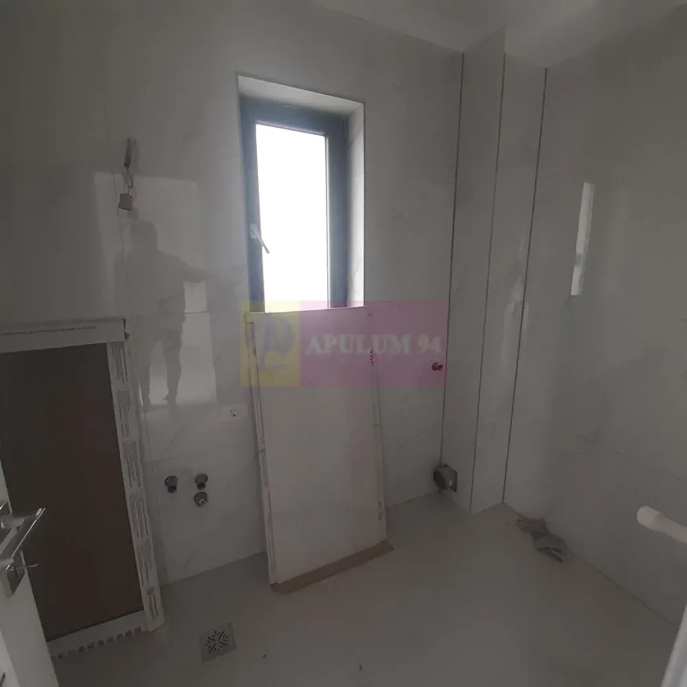 Casă individuală zona București-Ilfov în Măgurele aproape de pădure - Avem o Casă individuală de peste 120mp la câteva minute de București în zona de case-vile noi din cartierul Alunișu, în imediata apropiere a pădurii din jurul Institutului de Cercetare Măgurele. Un imobil accesibil și la propriu și la figurat. Avem acces facil din București Antiaeriană - Șoseaua Măgurele, din Centura București care se face la două benzi pe sens, sau din Giurgiului cu acces facil la viitoarea stație de Metrou (Gara Progresu- Jilava). Acces facil la mijloace de transport și centre comerciale, școli și grădinițe. Casa este dispusă pe două nivele, parter și etaj, este recepționată 2022 și finalizată 2025, aproape gata de mutat, trebuie doar mobilată. Casa este individuală, singur curte, imobilul neavând calcan pe nici o parte și bucurându-se astfel de un plus de siguranță și intimitate. Parterul oferă acces și spre zona de terasă din spatele casei. Avem o suprafață de aproximativ 60 mp pe fiecare nivel. Parterul include un living, o baie și bucătăria. Livingul este spațios ce poate avea și funcție de salon, de sală de dans, zonă de socializare sau de loisir funcție de amenajările interioare, permite accesul spre terasă și curte care este suficient de mare pentru a vă bucura de ea și este foarte ușor de amenajat și întreținut. Bucătăria este mare, închisă și poate fi simultan locul de gătit și de luat masa, este luminoasă orientată către sud iar grupul sanitar de la parter care beneficiază de fereastră la fel ca cel . La etaj avem 3 dormitoare și un grup sanitar cu posibilitatea de a mai amenaja unul. Dormitorul matrimonial aflat în capătul scărilor este orientat către sud și beneficiază de balcon deschis și de un dressing ce poate fi transformat în baie matrimonială. Alături de baia de la etaj avem un dormitor orientat spre răsărit de 10mp care poate fi camera copiilor și mai avem un dormitor mare care este orientat spre pădurea Institutului. Din holul de la etaj avem acces și spre pod unde se poate crea o zonă de depozitare. Acoperișul casei este tip tablă, iar casa este bine izolată. Instalația electrică este foarte bine făcută cu un panou electric ce asigură mai multe circuite, avem numeroase prize duble dispuse în fiecare încăpere, deasemenea și instalația sanitară. Casa se poate încălzi și electric iar gazele sunt în apropiere, și canalizarea la fel, la colțul străzii 250m, recomandarea proprietarului este însă încălzirea pe peleți datorită prețului mai mic . Apa menajeră este captată din puțul propriu, fosa septică este deasemenea proprie doar acestui imobil. Vă oferim o casă nouă pe care o puteți personaliza după bunul plac. Prețul include TVA, Pentru mai multe detalii și programarea de vizionări nu ezitați să mă contactați, Daniel, Apulum 94. La vizionare se semnează contractul de prestări servicii cu agenția, comisionul agenției fiind de 2%+TVA. Vă aștept să luați o decizie valoroasă, o decizie care trebuie totuși luată în timp util deoarece este ofertă unică.