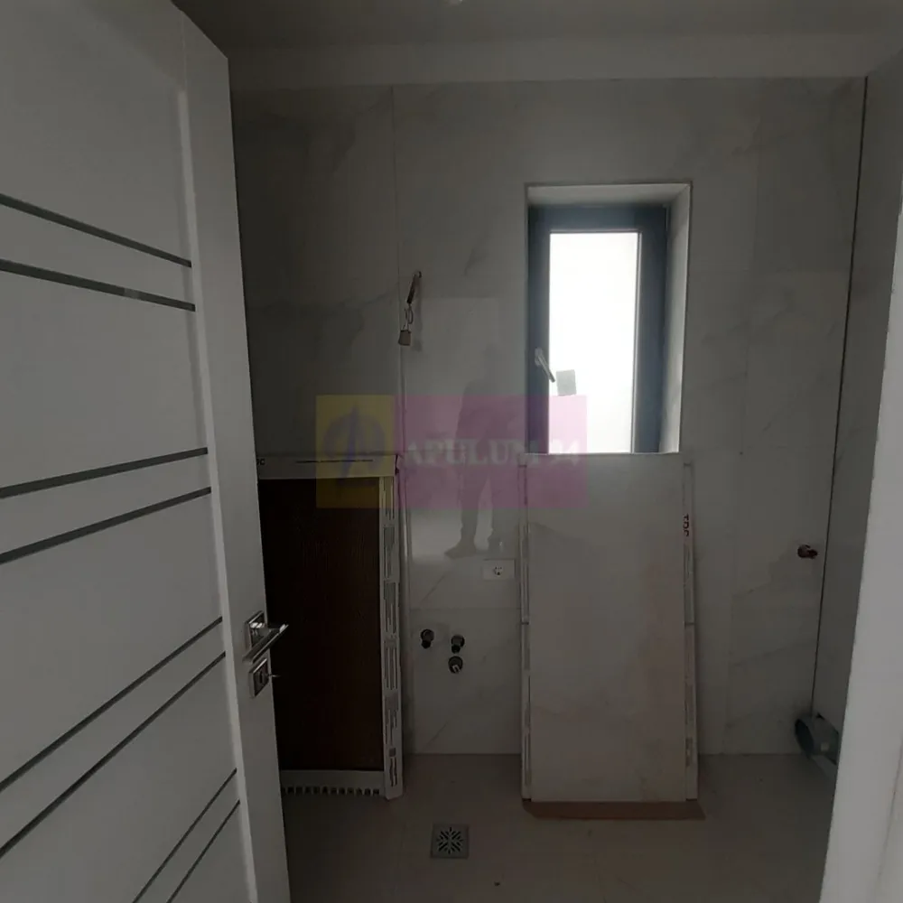 Casă individuală zona București-Ilfov în Măgurele aproape de pădure - Avem o Casă individuală de peste 120mp la câteva minute de București în zona de case-vile noi din cartierul Alunișu, în imediata apropiere a pădurii din jurul Institutului de Cercetare Măgurele. Un imobil accesibil și la propriu și la figurat. Avem acces facil din București Antiaeriană - Șoseaua Măgurele, din Centura București care se face la două benzi pe sens, sau din Giurgiului cu acces facil la viitoarea stație de Metrou (Gara Progresu- Jilava). Acces facil la mijloace de transport și centre comerciale, școli și grădinițe. Casa este dispusă pe două nivele, parter și etaj, este recepționată 2022 și finalizată 2025, aproape gata de mutat, trebuie doar mobilată. Casa este individuală, singur curte, imobilul neavând calcan pe nici o parte și bucurându-se astfel de un plus de siguranță și intimitate. Parterul oferă acces și spre zona de terasă din spatele casei. Avem o suprafață de aproximativ 60 mp pe fiecare nivel. Parterul include un living, o baie și bucătăria. Livingul este spațios ce poate avea și funcție de salon, de sală de dans, zonă de socializare sau de loisir funcție de amenajările interioare, permite accesul spre terasă și curte care este suficient de mare pentru a vă bucura de ea și este foarte ușor de amenajat și întreținut. Bucătăria este mare, închisă și poate fi simultan locul de gătit și de luat masa, este luminoasă orientată către sud iar grupul sanitar de la parter care beneficiază de fereastră la fel ca cel . La etaj avem 3 dormitoare și un grup sanitar cu posibilitatea de a mai amenaja unul. Dormitorul matrimonial aflat în capătul scărilor este orientat către sud și beneficiază de balcon deschis și de un dressing ce poate fi transformat în baie matrimonială. Alături de baia de la etaj avem un dormitor orientat spre răsărit de 10mp care poate fi camera copiilor și mai avem un dormitor mare care este orientat spre pădurea Institutului. Din holul de la etaj avem acces și spre pod unde se poate crea o zonă de depozitare. Acoperișul casei este tip tablă, iar casa este bine izolată. Instalația electrică este foarte bine făcută cu un panou electric ce asigură mai multe circuite, avem numeroase prize duble dispuse în fiecare încăpere, deasemenea și instalația sanitară. Casa se poate încălzi și electric iar gazele sunt în apropiere, și canalizarea la fel, la colțul străzii 250m, recomandarea proprietarului este însă încălzirea pe peleți datorită prețului mai mic . Apa menajeră este captată din puțul propriu, fosa septică este deasemenea proprie doar acestui imobil. Vă oferim o casă nouă pe care o puteți personaliza după bunul plac. Prețul include TVA, Pentru mai multe detalii și programarea de vizionări nu ezitați să mă contactați, Daniel, Apulum 94. La vizionare se semnează contractul de prestări servicii cu agenția, comisionul agenției fiind de 2%+TVA. Vă aștept să luați o decizie valoroasă, o decizie care trebuie totuși luată în timp util deoarece este ofertă unică.