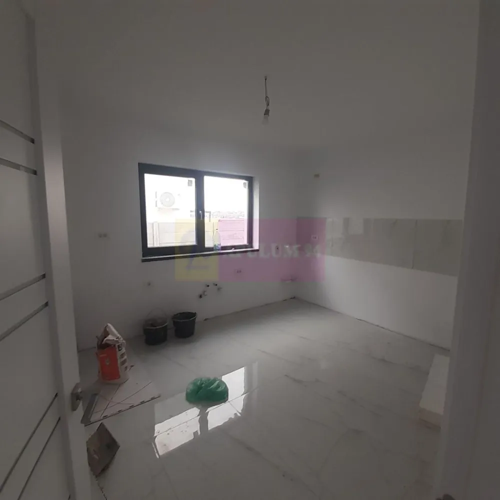 Casă individuală zona București-Ilfov în Măgurele aproape de pădure - Avem o Casă individuală de peste 120mp la câteva minute de București în zona de case-vile noi din cartierul Alunișu, în imediata apropiere a pădurii din jurul Institutului de Cercetare Măgurele. Un imobil accesibil și la propriu și la figurat. Avem acces facil din București Antiaeriană - Șoseaua Măgurele, din Centura București care se face la două benzi pe sens, sau din Giurgiului cu acces facil la viitoarea stație de Metrou (Gara Progresu- Jilava). Acces facil la mijloace de transport și centre comerciale, școli și grădinițe. Casa este dispusă pe două nivele, parter și etaj, este recepționată 2022 și finalizată 2025, aproape gata de mutat, trebuie doar mobilată. Casa este individuală, singur curte, imobilul neavând calcan pe nici o parte și bucurându-se astfel de un plus de siguranță și intimitate. Parterul oferă acces și spre zona de terasă din spatele casei. Avem o suprafață de aproximativ 60 mp pe fiecare nivel. Parterul include un living, o baie și bucătăria. Livingul este spațios ce poate avea și funcție de salon, de sală de dans, zonă de socializare sau de loisir funcție de amenajările interioare, permite accesul spre terasă și curte care este suficient de mare pentru a vă bucura de ea și este foarte ușor de amenajat și întreținut. Bucătăria este mare, închisă și poate fi simultan locul de gătit și de luat masa, este luminoasă orientată către sud iar grupul sanitar de la parter care beneficiază de fereastră la fel ca cel . La etaj avem 3 dormitoare și un grup sanitar cu posibilitatea de a mai amenaja unul. Dormitorul matrimonial aflat în capătul scărilor este orientat către sud și beneficiază de balcon deschis și de un dressing ce poate fi transformat în baie matrimonială. Alături de baia de la etaj avem un dormitor orientat spre răsărit de 10mp care poate fi camera copiilor și mai avem un dormitor mare care este orientat spre pădurea Institutului. Din holul de la etaj avem acces și spre pod unde se poate crea o zonă de depozitare. Acoperișul casei este tip tablă, iar casa este bine izolată. Instalația electrică este foarte bine făcută cu un panou electric ce asigură mai multe circuite, avem numeroase prize duble dispuse în fiecare încăpere, deasemenea și instalația sanitară. Casa se poate încălzi și electric iar gazele sunt în apropiere, și canalizarea la fel, la colțul străzii 250m, recomandarea proprietarului este însă încălzirea pe peleți datorită prețului mai mic . Apa menajeră este captată din puțul propriu, fosa septică este deasemenea proprie doar acestui imobil. Vă oferim o casă nouă pe care o puteți personaliza după bunul plac. Prețul include TVA, Pentru mai multe detalii și programarea de vizionări nu ezitați să mă contactați, Daniel, Apulum 94. La vizionare se semnează contractul de prestări servicii cu agenția, comisionul agenției fiind de 2%+TVA. Vă aștept să luați o decizie valoroasă, o decizie care trebuie totuși luată în timp util deoarece este ofertă unică.