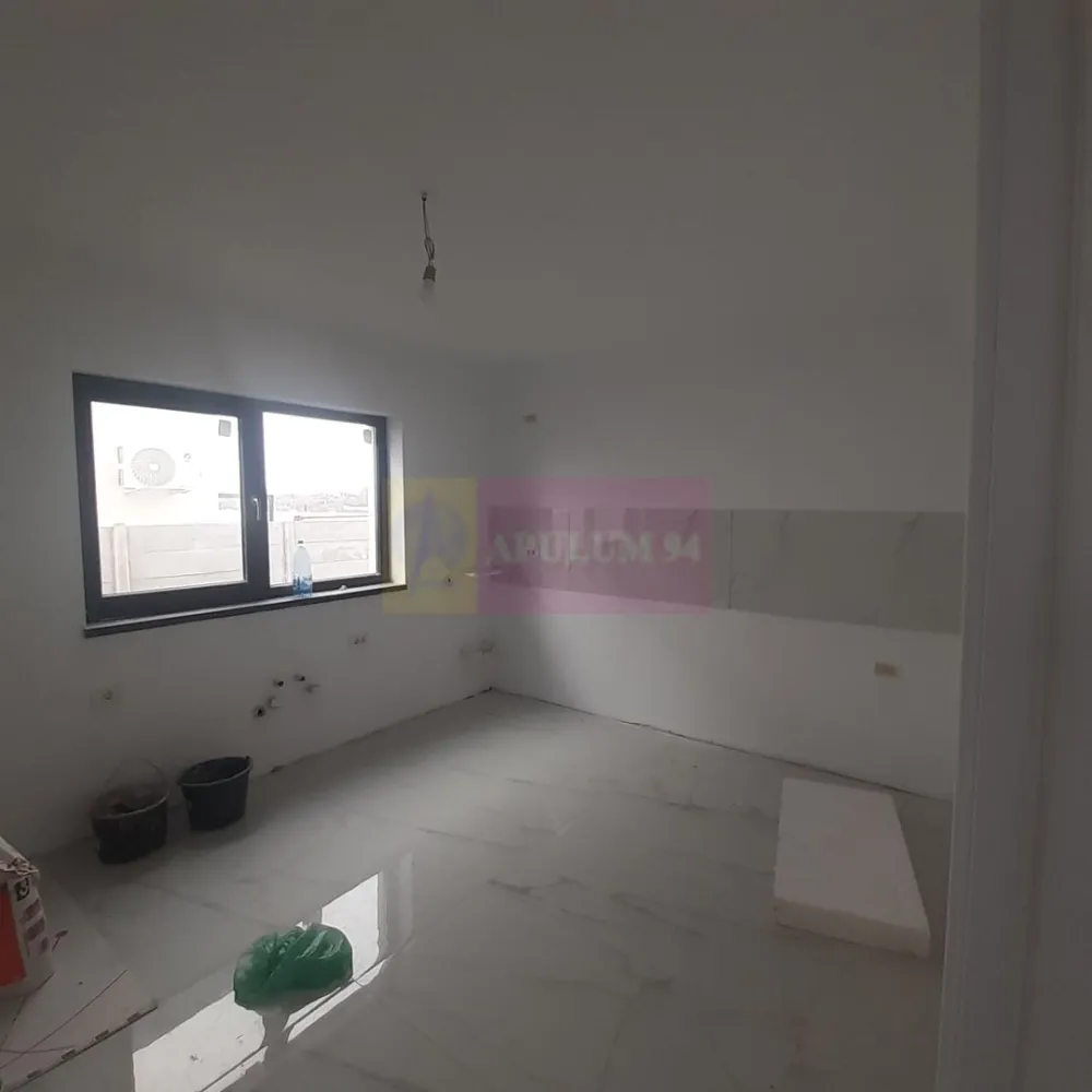 Casă individuală zona București-Ilfov în Măgurele aproape de pădure - Avem o Casă individuală de peste 120mp la câteva minute de București în zona de case-vile noi din cartierul Alunișu, în imediata apropiere a pădurii din jurul Institutului de Cercetare Măgurele. Un imobil accesibil și la propriu și la figurat. Avem acces facil din București Antiaeriană - Șoseaua Măgurele, din Centura București care se face la două benzi pe sens, sau din Giurgiului cu acces facil la viitoarea stație de Metrou (Gara Progresu- Jilava). Acces facil la mijloace de transport și centre comerciale, școli și grădinițe. Casa este dispusă pe două nivele, parter și etaj, este recepționată 2022 și finalizată 2025, aproape gata de mutat, trebuie doar mobilată. Casa este individuală, singur curte, imobilul neavând calcan pe nici o parte și bucurându-se astfel de un plus de siguranță și intimitate. Parterul oferă acces și spre zona de terasă din spatele casei. Avem o suprafață de aproximativ 60 mp pe fiecare nivel. Parterul include un living, o baie și bucătăria. Livingul este spațios ce poate avea și funcție de salon, de sală de dans, zonă de socializare sau de loisir funcție de amenajările interioare, permite accesul spre terasă și curte care este suficient de mare pentru a vă bucura de ea și este foarte ușor de amenajat și întreținut. Bucătăria este mare, închisă și poate fi simultan locul de gătit și de luat masa, este luminoasă orientată către sud iar grupul sanitar de la parter care beneficiază de fereastră la fel ca cel . La etaj avem 3 dormitoare și un grup sanitar cu posibilitatea de a mai amenaja unul. Dormitorul matrimonial aflat în capătul scărilor este orientat către sud și beneficiază de balcon deschis și de un dressing ce poate fi transformat în baie matrimonială. Alături de baia de la etaj avem un dormitor orientat spre răsărit de 10mp care poate fi camera copiilor și mai avem un dormitor mare care este orientat spre pădurea Institutului. Din holul de la etaj avem acces și spre pod unde se poate crea o zonă de depozitare. Acoperișul casei este tip tablă, iar casa este bine izolată. Instalația electrică este foarte bine făcută cu un panou electric ce asigură mai multe circuite, avem numeroase prize duble dispuse în fiecare încăpere, deasemenea și instalația sanitară. Casa se poate încălzi și electric iar gazele sunt în apropiere, și canalizarea la fel, la colțul străzii 250m, recomandarea proprietarului este însă încălzirea pe peleți datorită prețului mai mic . Apa menajeră este captată din puțul propriu, fosa septică este deasemenea proprie doar acestui imobil. Vă oferim o casă nouă pe care o puteți personaliza după bunul plac. Prețul include TVA, Pentru mai multe detalii și programarea de vizionări nu ezitați să mă contactați, Daniel, Apulum 94. La vizionare se semnează contractul de prestări servicii cu agenția, comisionul agenției fiind de 2%+TVA. Vă aștept să luați o decizie valoroasă, o decizie care trebuie totuși luată în timp util deoarece este ofertă unică.
