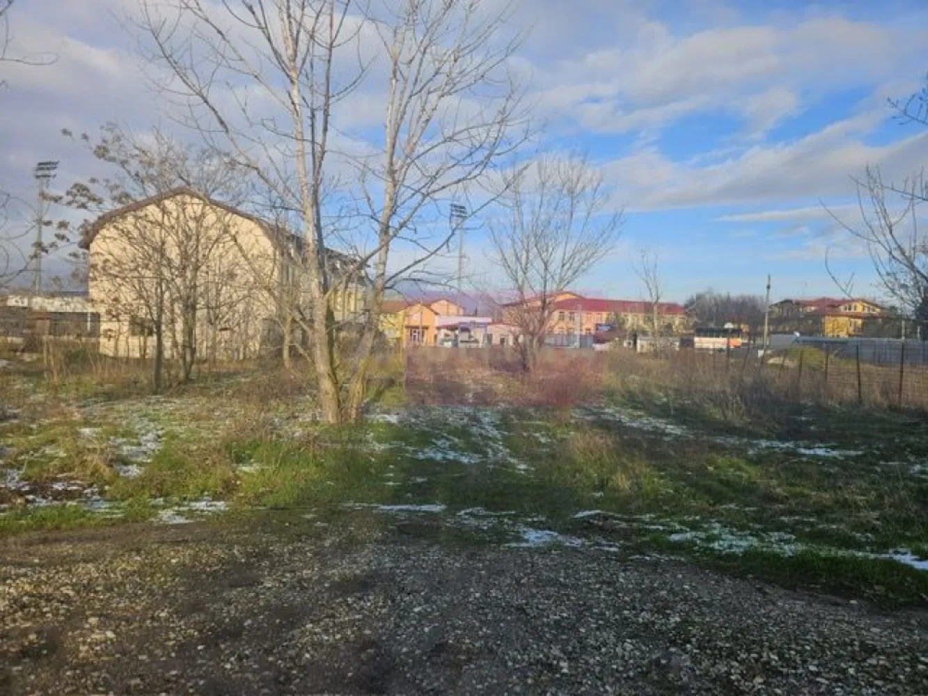 Teren Clinceni cu drum de servitute - zona Primarie. - Compania imobiliara Apulum 94 va propune un lot de teren situat in Clinceni, in apropiere de Politie si Primarie, situat pe un drum de servitute din strada principala. 
Terenul are o suprafata de 555 mp la care se adauga 284 mp cota din drumul de servitute. 
Are dubla deschidere la servitute.
Gazele sunt la aproximativ 15 metri, iar curentul, apa si canalizarea sunt la aproximativ 180 metri .
Exista un certificat de urbanism care incadreaza terenul in UTR 2- regim de inaltime P+2E; POT= 30% si CUT= 1. 
Zona este usor accesibila, apropiata de mijloc de transport, gradinita, scoala, magazin. 
Pentru vizionare si mai multe etalii nu ezitati sa ma contactati pe nr 0733683446- Laura Ionescu.