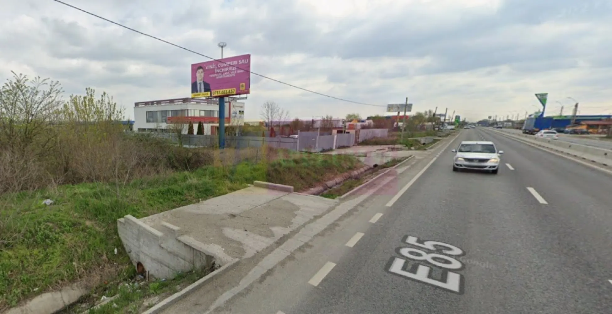 Showroom în Sudul Bucureștiului - Apulum94 vă propune spre cumpărare un Showroom compus din 2 hale de 400mp și un spațiu de birouri de 500mp în zona de sud a capitalei. Proprietatea se află în Localitatea 1 Decembrie, la 5-10 minute de București, chiar lângă calea de acces pe A0 și are deschidere cu acces direct în DN5 (DE85) Șoseaua Giurgiului. Spațiul de birouri este generos, sunt 500 mp de birouri dispuși pe 2 nivele, parter și etaj, spații care sunt deservite de dependințe și din care se poate accesa zona de hale. Avem 800 mp spațiu de producție și/sau depozitare pe partea de hale și în spatele acestei zone punem la dispoziție un teren liber de aproximativ 3000 mp, teren intravilan construibil pe care se mai pot edifica și alte construcții. Zona de birouri este foarte bine compartimentată cu pereți vitrați și oferă un maxim pe confort, pe partea de parter avem o multifuncționalitate a spațiului de birouri care la acest nivel comunică cu zona de hale, etajul oferind în schimb mai multă intimitate, mai mult confort și o priveliște idilică asupra zonei aflate în vecinătate, toate acestea la mai puțin de 10 minute de forfota orașului, la distanță rezonabilă de zgomotul specific urbei și de numeroasele ambuteiaje. Din punct de vedere acces locația se bucură prin poziția pe care o are de multiple variante de a ajunge sigur, ușor și în timp util către orice destinație din capitală, din țară și din afara țării, capitala este practic în zona adiacentă, A0 oferă posibilitatea de a ne feri de traficul orașului și de a intra direct către orice ieșire care ne asigură calea cea mai ușoară de a ajunge în orice punct din țară iar granița cu Bulgaria este la 35 de minute de locație. Frontul stradal la DE85 (Șoseaua Giurgiului) este de 24ml, front stradal la care noi avem o cale de acces ce permite accesul cu tir la unitate și care se poate extinde deoarece avem în portofoliu la vânzare și terenurile învecinate care sunt libere de construcții și accesibile ca preț. Imobilul beneficiază de curent electric (trifazic) apa contorizată și un sistem propriu de canalizare. La 50 de metri de teren au început lucrările de sistematizare a străzii Tufanilor ( se conectează la Rețeaua Publică de Apă și Canalizare) iar Rețeaua de Gaze Naturale este peste drum de proprietatea care se vinde, deci toate utilitățile sunt la nici 50 ml de proprietate. Imobilul a deservit cu succes nevoile mai multor companii care au activat cu succes în zona București-Ilfov în ultimii 20 de ani, vă oferim o locație ușor accesibilă și cu un vad bun deoarece întreaga localitatea se află într-o dezvoltare accelerată odată cu deschiderea inelului de autostradă A0. Avem transport public în zonă, numeroase centre comerciale, restaurante și ne buurăm și de proximitatea pădurii. Pentru mai multe detalii și programarea de vizionări nu ezitați să mă contactați, Daniel-Dumitru Duță - Apulum94.