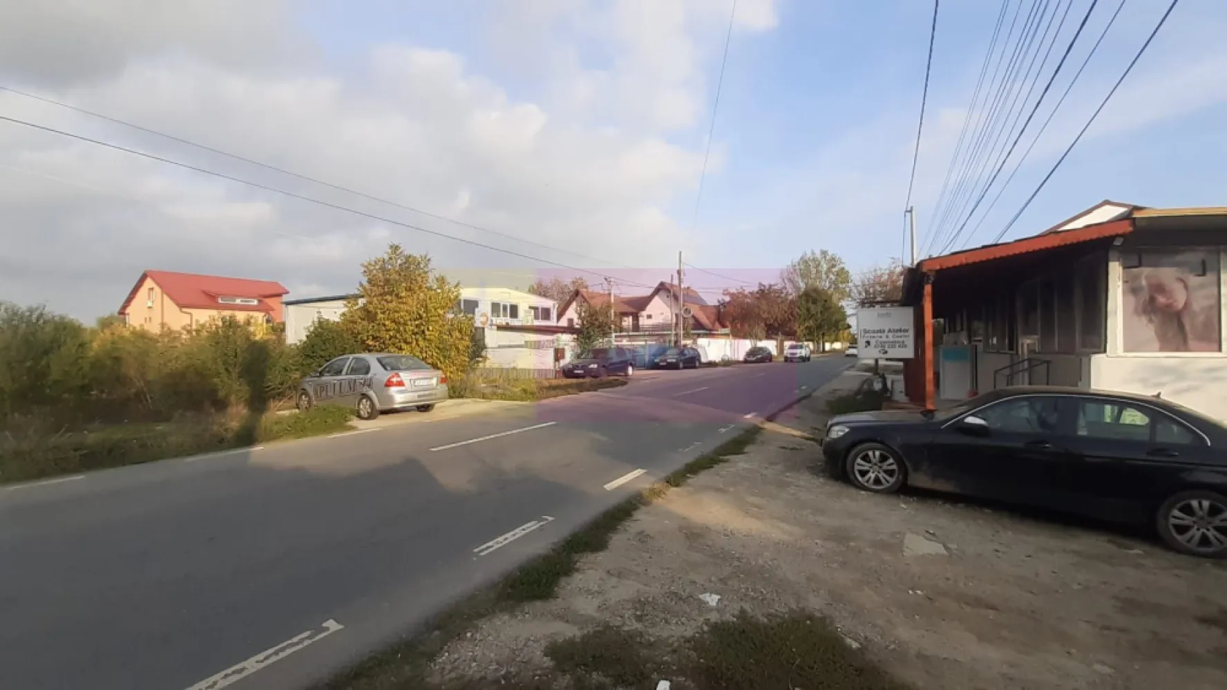 Teren bun pentru 2 sau 3 case aproape de Bucuresti. - Se vinde lotul de la strada in suprafata de 1478 mp plus cota de drum de 188mp, total peste 1660 mp in acte, cu 21 de metri deschidere la Drum Principal (+ 4 ml daca se achizitioneaza si alte doua loturi de teren din spatele acestui teren, loturi aflate deasemenea la vanzare si ajungand la o suprafata de 5000mp).Terenul se afla în localitatea 1 Decembrie din județul Ilfov la intrarea in localitatea Copaceni dar administrativ teritorial se afla in localitatea 1 Decembrie. Parcela care se vinde este in suprafata de 1478 mp la care se adauga 188 mp cota de drum. In zona sunt prezente ca si utilitati apa curenta, gazul si curentul electric. Zona este una de case-vile cu potențial bun pentru orice tip de construcție. Accesul la teren se face din Șoseaua Giurgiului prin Strada Liviu Rebreanu. Acest teren reprezintă o investiție sigură și o oportunitate deoarece în imediata apropiere a casei sunt două ansambluri rezidențiale iar la câteva sute de metri în plan secund sunt și câteva blocuri recent construite, utilitățile sunt lângă teren (apă, gaz și curent electric), perspectivele în ce privește utilizarea acestui teren sunt excelente. Suprafata de teren si configuratia acestuia asigura primirea avizelor pentru 2-3 case. Pentru mai multe detalii și programarea de vizionări nu ezitați să mă conatactați, Daniel, Apulum94. Facilităm și achiziționarea prin credit ipotecar prin intermediul partenerilor, agenția imobiliară percepe un comision de 3% din prețul de tranzacționare și la vizionare se semnează contract de prestări servicii.