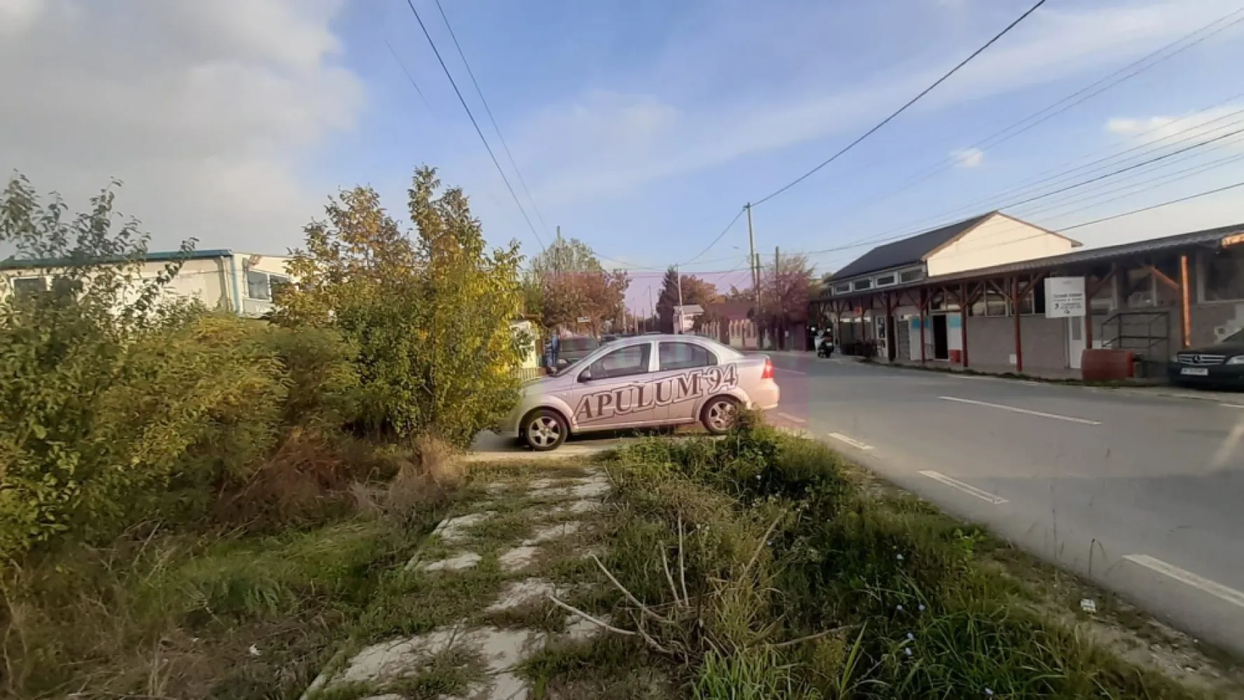 Teren bun pentru 2 sau 3 case aproape de Bucuresti. - Se vinde lotul de la strada in suprafata de 1478 mp plus cota de drum de 188mp, total peste 1660 mp in acte, cu 21 de metri deschidere la Drum Principal (+ 4 ml daca se achizitioneaza si alte doua loturi de teren din spatele acestui teren, loturi aflate deasemenea la vanzare si ajungand la o suprafata de 5000mp).Terenul se afla în localitatea 1 Decembrie din județul Ilfov la intrarea in localitatea Copaceni dar administrativ teritorial se afla in localitatea 1 Decembrie. Parcela care se vinde este in suprafata de 1478 mp la care se adauga 188 mp cota de drum. In zona sunt prezente ca si utilitati apa curenta, gazul si curentul electric. Zona este una de case-vile cu potențial bun pentru orice tip de construcție. Accesul la teren se face din Șoseaua Giurgiului prin Strada Liviu Rebreanu. Acest teren reprezintă o investiție sigură și o oportunitate deoarece în imediata apropiere a casei sunt două ansambluri rezidențiale iar la câteva sute de metri în plan secund sunt și câteva blocuri recent construite, utilitățile sunt lângă teren (apă, gaz și curent electric), perspectivele în ce privește utilizarea acestui teren sunt excelente. Suprafata de teren si configuratia acestuia asigura primirea avizelor pentru 2-3 case. Pentru mai multe detalii și programarea de vizionări nu ezitați să mă conatactați, Daniel, Apulum94. Facilităm și achiziționarea prin credit ipotecar prin intermediul partenerilor, agenția imobiliară percepe un comision de 3% din prețul de tranzacționare și la vizionare se semnează contract de prestări servicii.
