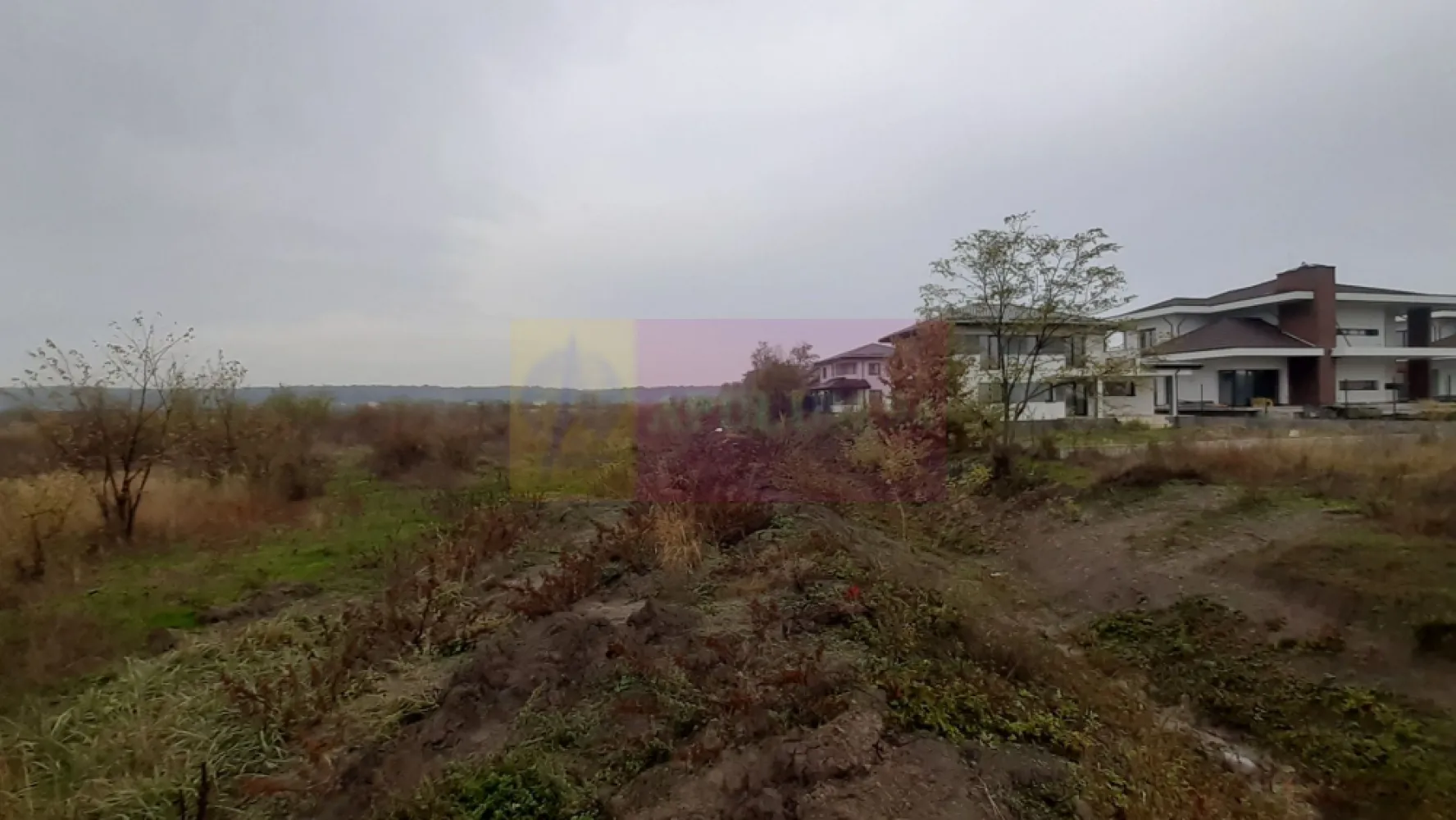 Teren Corbeanca în zona Cantonului aproape de A0 - Vă propun spre cumpărare un teren compact de 5000 mp situat la nici 500 ml de A0 și la 180ml de Pădurea Corbeanca. Terenul se află în imediata apropiere a unei zone rezidențiale și reprezintă o foarte bună opțiune pentru investiție. Zona în care se află terenul datorită amplasamentului oferă perspective extrem de interesante, între teren și casele noi, unități locative realmente superbe, sunt doar 10-15 ml liniari, între teren și pădure sunt 180ml, între teren și Strada Cantonului, stradă asfaltată sunt mai puțin de 150ml, din strada Cantonului spre teren se fac 2 străzi care se opresc la nici 10 metri de teren. Configurația terenului este extraordinară, este un teren cu deschidere de 153ml la drum viitor, adâncimea fiind de aproximativ 30ml. Suntem ca amplasament între Otopeni și Paradisul Verde, la 7-8 minute de Galeria de Automobile Țiriac. Dezvoltarea rezidențială din zonă a ajuns în acest moment vecină la propriu cu terenul. La momentul actual de la teren până la Therme București se fac 8 minute iar până la Băneasa Shopping City se fac 15 minute. Odată cu darea în folosință A0 pâna la Therme se va face 5 minute maxim, accesul de la teren spre orice locație fiind optimizat considerabil. În acest moment terenul este în EXTRAVILAN ceea ce înseamnă că achiziția presupune respectarea procedurii de preemțiune. Cei interesați de acest teren sunt rugați să ia legătura cu reprezentantul Apulum94 în vederea stabilirii pașilor necesari. Pentru mai multe detalii și informații nu ezitați să ne contactați.