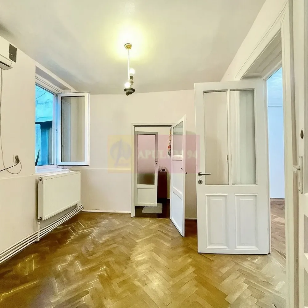 Raritate - Casă la curte Romană- Piața Victoriei zona Nicolae Iorga - O experiență de locuire pentru cei care caută exclusivitate
Într-o zonă în care rar apare ceva disponibil, această proprietate oferă un stil de viață urban sofisticat, într-un cadru intim și liniștit. Este locuința ideală pentru cei care apreciază proximitatea față de reperele culturale și sociale ale orașului, dar vor în același timp un spațiu personal, retras și plin de caracter.Localizare Premium
Între Piața Romană și Piața Victoriei, două noduri urbane esențiale
La câteva minute de metrou, Calea Victoriei, Piața Amzei
În apropierea unor clădiri istorice, ambasade și instituții prestigioase
Acces imediat la restaurante gourmet, cafenele de autor, galerii, parcuri și servicii premium și tot ce înseamnă evenimentele de pe Calea Victoriei și Centrul Vechi. Suprafață utilă: 30 mpTeren: 36 mp. Compartimentare eficientă, ideală pentru un stil de viață urban
Bucătărie spațioasă, perfectă pentru redesign modern
Living generos, ușor de transformat într-un spațiu multifuncțional. Baie cu fereastră. Curte comună într-un ansamblu discret și bine întreținut. Se vinde un spațiu care așteaptă viziunea potrivită. Proprietatea necesită renovare, dar acest lucru îi oferă libertatea totală de personalizare. Poate deveni: fie un studio elegant pentru un profesionist activ, fie un birou boutique pentru activități creative, fie un pied-à-terre ultracentral, fie o investiție excelentă pentru închiriere în regim clasic sau corporate. Ca Dotări standard avem Centrală termică, 
Utilități complete, Internet prin fibră optică, ferestre termopan, acoperiș din tablă, acces facil, fără scări. Puncte forte
Una dintre cele mai bune poziționări din București. Preț rar întâlnit pentru zona ultracentrală. Potențial mare de creștere a valorii după renovare. Ideală pentru cei care caută un spațiu mic, dar cu personalitate și poziționare premium. Pentru mai multe detalii și programarea de vizionări nu ezitați să contactați consultantul imobiliar, Daniel, Apulum94.