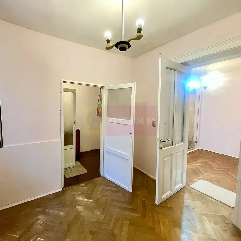 Raritate - Casă la curte Romană- Piața Victoriei zona Nicolae Iorga - O experiență de locuire pentru cei care caută exclusivitate
Într-o zonă în care rar apare ceva disponibil, această proprietate oferă un stil de viață urban sofisticat, într-un cadru intim și liniștit. Este locuința ideală pentru cei care apreciază proximitatea față de reperele culturale și sociale ale orașului, dar vor în același timp un spațiu personal, retras și plin de caracter.Localizare Premium
Între Piața Romană și Piața Victoriei, două noduri urbane esențiale
La câteva minute de metrou, Calea Victoriei, Piața Amzei
În apropierea unor clădiri istorice, ambasade și instituții prestigioase
Acces imediat la restaurante gourmet, cafenele de autor, galerii, parcuri și servicii premium și tot ce înseamnă evenimentele de pe Calea Victoriei și Centrul Vechi. Suprafață utilă: 30 mpTeren: 36 mp. Compartimentare eficientă, ideală pentru un stil de viață urban
Bucătărie spațioasă, perfectă pentru redesign modern
Living generos, ușor de transformat într-un spațiu multifuncțional. Baie cu fereastră. Curte comună într-un ansamblu discret și bine întreținut. Se vinde un spațiu care așteaptă viziunea potrivită. Proprietatea necesită renovare, dar acest lucru îi oferă libertatea totală de personalizare. Poate deveni: fie un studio elegant pentru un profesionist activ, fie un birou boutique pentru activități creative, fie un pied-à-terre ultracentral, fie o investiție excelentă pentru închiriere în regim clasic sau corporate. Ca Dotări standard avem Centrală termică, 
Utilități complete, Internet prin fibră optică, ferestre termopan, acoperiș din tablă, acces facil, fără scări. Puncte forte
Una dintre cele mai bune poziționări din București. Preț rar întâlnit pentru zona ultracentrală. Potențial mare de creștere a valorii după renovare. Ideală pentru cei care caută un spațiu mic, dar cu personalitate și poziționare premium. Pentru mai multe detalii și programarea de vizionări nu ezitați să contactați consultantul imobiliar, Daniel, Apulum94.