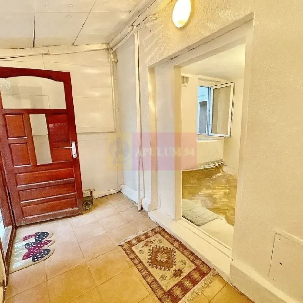 Raritate - Casă la curte Romană- Piața Victoriei zona Nicolae Iorga - O experiență de locuire pentru cei care caută exclusivitate
Într-o zonă în care rar apare ceva disponibil, această proprietate oferă un stil de viață urban sofisticat, într-un cadru intim și liniștit. Este locuința ideală pentru cei care apreciază proximitatea față de reperele culturale și sociale ale orașului, dar vor în același timp un spațiu personal, retras și plin de caracter.Localizare Premium
Între Piața Romană și Piața Victoriei, două noduri urbane esențiale
La câteva minute de metrou, Calea Victoriei, Piața Amzei
În apropierea unor clădiri istorice, ambasade și instituții prestigioase
Acces imediat la restaurante gourmet, cafenele de autor, galerii, parcuri și servicii premium și tot ce înseamnă evenimentele de pe Calea Victoriei și Centrul Vechi. Suprafață utilă: 30 mpTeren: 36 mp. Compartimentare eficientă, ideală pentru un stil de viață urban
Bucătărie spațioasă, perfectă pentru redesign modern
Living generos, ușor de transformat într-un spațiu multifuncțional. Baie cu fereastră. Curte comună într-un ansamblu discret și bine întreținut. Se vinde un spațiu care așteaptă viziunea potrivită. Proprietatea necesită renovare, dar acest lucru îi oferă libertatea totală de personalizare. Poate deveni: fie un studio elegant pentru un profesionist activ, fie un birou boutique pentru activități creative, fie un pied-à-terre ultracentral, fie o investiție excelentă pentru închiriere în regim clasic sau corporate. Ca Dotări standard avem Centrală termică, 
Utilități complete, Internet prin fibră optică, ferestre termopan, acoperiș din tablă, acces facil, fără scări. Puncte forte
Una dintre cele mai bune poziționări din București. Preț rar întâlnit pentru zona ultracentrală. Potențial mare de creștere a valorii după renovare. Ideală pentru cei care caută un spațiu mic, dar cu personalitate și poziționare premium. Pentru mai multe detalii și programarea de vizionări nu ezitați să contactați consultantul imobiliar, Daniel, Apulum94.
