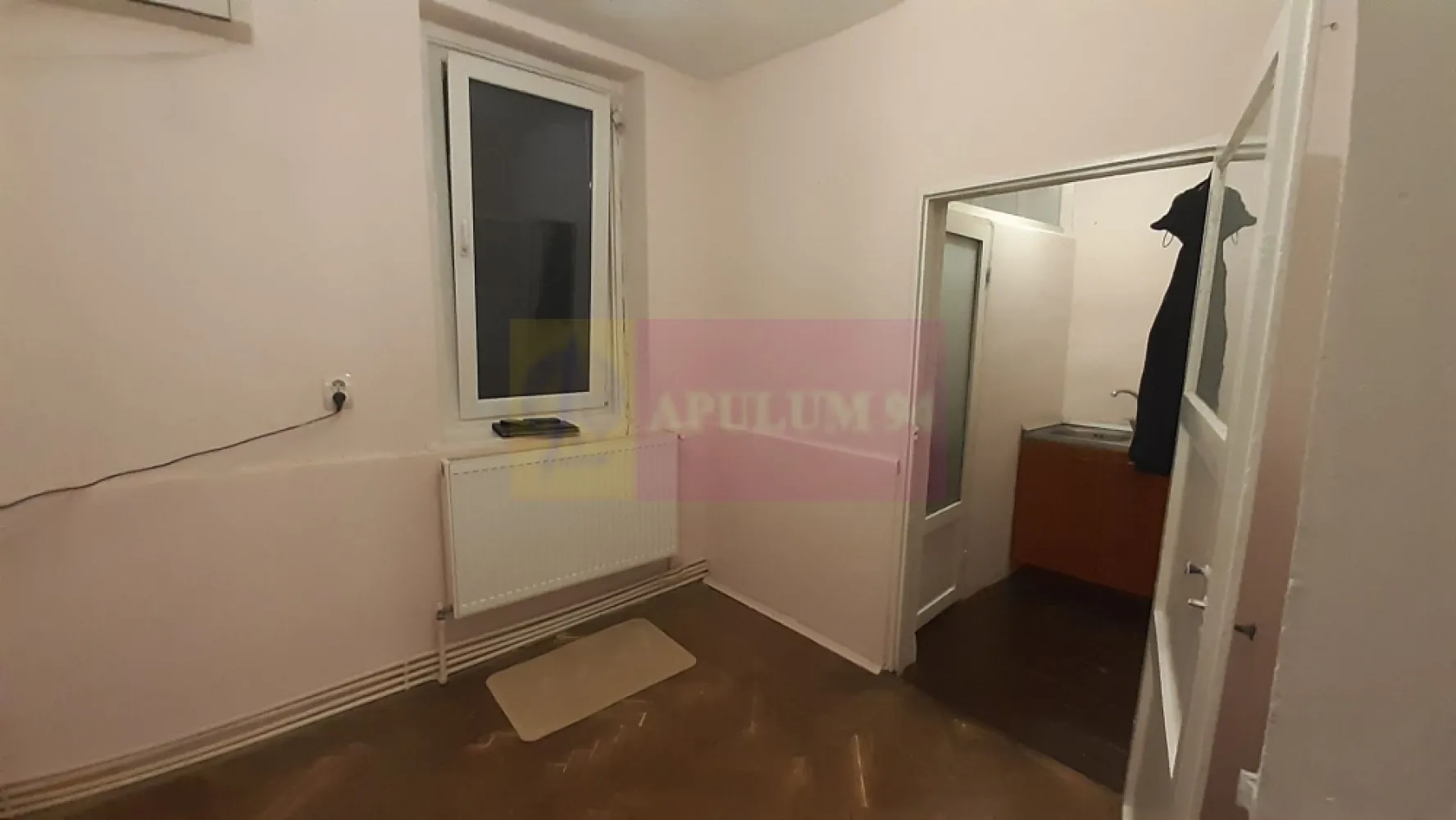 Raritate - Casă la curte Romană- Piața Victoriei zona Nicolae Iorga - O experiență de locuire pentru cei care caută exclusivitate
Într-o zonă în care rar apare ceva disponibil, această proprietate oferă un stil de viață urban sofisticat, într-un cadru intim și liniștit. Este locuința ideală pentru cei care apreciază proximitatea față de reperele culturale și sociale ale orașului, dar vor în același timp un spațiu personal, retras și plin de caracter.Localizare Premium
Între Piața Romană și Piața Victoriei, două noduri urbane esențiale
La câteva minute de metrou, Calea Victoriei, Piața Amzei
În apropierea unor clădiri istorice, ambasade și instituții prestigioase
Acces imediat la restaurante gourmet, cafenele de autor, galerii, parcuri și servicii premium și tot ce înseamnă evenimentele de pe Calea Victoriei și Centrul Vechi. Suprafață utilă: 30 mpTeren: 36 mp. Compartimentare eficientă, ideală pentru un stil de viață urban
Bucătărie spațioasă, perfectă pentru redesign modern
Living generos, ușor de transformat într-un spațiu multifuncțional. Baie cu fereastră. Curte comună într-un ansamblu discret și bine întreținut. Se vinde un spațiu care așteaptă viziunea potrivită. Proprietatea necesită renovare, dar acest lucru îi oferă libertatea totală de personalizare. Poate deveni: fie un studio elegant pentru un profesionist activ, fie un birou boutique pentru activități creative, fie un pied-à-terre ultracentral, fie o investiție excelentă pentru închiriere în regim clasic sau corporate. Ca Dotări standard avem Centrală termică, 
Utilități complete, Internet prin fibră optică, ferestre termopan, acoperiș din tablă, acces facil, fără scări. Puncte forte
Una dintre cele mai bune poziționări din București. Preț rar întâlnit pentru zona ultracentrală. Potențial mare de creștere a valorii după renovare. Ideală pentru cei care caută un spațiu mic, dar cu personalitate și poziționare premium. Pentru mai multe detalii și programarea de vizionări nu ezitați să contactați consultantul imobiliar, Daniel, Apulum94.