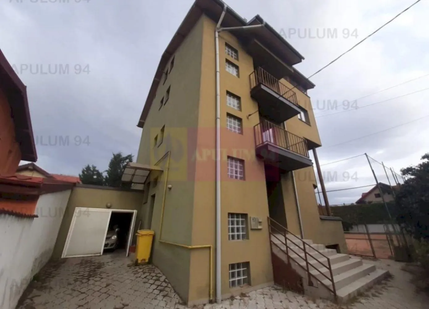 Vila Spatioasa Bucuresti Prelungirea Ghencea - Un vis implinit, o vila dispusa pe 5 nivele, Demisol+ Parter inalt+Etaj 1+ Etaj 2+ o Mansadra Spectacol. Imobilul beneficiaza de garaj, toate utilitatile (apa, gaz, curent electric 230v si 400v, canalizare, garaj fantanta in casa) si este deservita de 2 centrale termice pe gaz de mare putere. Sunt 4 cai de acces pe partea de parter, intrarea principala, o intrare secundara din zona de garaj si alte 2 intrari din terasa, una prin bucatarie si cealalta prin salonul de la parter. Mai avem o a 5-a intrare in casa pe la demisol, prin curtea englezeasca spre terenul de tenis. In acest imobil s-a investit foarte mult, lucru pe care il veti observa usor la vizionare. Compartimentarea este exceptionala. Demisolul este accesat din zona de parter pe o scara interioara la capatul careia se afla fantana cu hidrofor folosita pentru a uda gradina si pentru uz menajer, demisolul dispune de 3 incaperi dintre care una este camera tehnica unde regasim o centrala de mare putere si unde se mai pot depozita diverse, mai avem un vestiar, o baie si o sala de antrenament spatioasa din care putem accesa intrarea de tip englez pe terenul de tenis. Pe o alta aripa a cladiri, din zona de terasa putem accesa alte doua incaperi de la demisol, au intrare separata si nu comunica celelelate 3 camere, deci doar pe partea de demisol avem 5 incaperi si o baie. La parter avem holul de intrare ce ne permite accesul spre scara ce duce la etajele superioare, spre un grup sanitar, spre bucataria spatioasa cu acces la cerdac (terasa acoperita) la care avem acces si din livingul tip Salon prevazul cu un balcon orientat spre terenul de tenis si in care urca si o scara interioara frumoasa ce ne permite accesul spre etajul intai. La etajul intai ne bucuram de 3 incaperi frumoase, doua destul de spatioase si una mai mica si mai calduroasa situata intre cele doua mai mari, dintre cele mari una este cu dimensiuni de salon si are o frumoasa absida pe care o vom reintalni si la etajul 2, casa avand un design foarte placut. La Etajul 2 avem 4 incaperi si un grup sanitar, aici regasim si a doua bucatarie care corespunde cu un balcon spatios de peste 7 mp, mai avem alte doua balcoane, dintre care unul de peste 10m, ambele deschisa si cu o vedere frumoasa spre terenul de tenis cel mare si spre apus cel mic, mansarda ne ofera si era 3 incaperi, doua mai mici care sunt deservite de un grup sanitar iar cea mare este spectaculoasa de-a dreptul, un open space vitrat, inalt si ce comunica cu un balcon tip belle view, cele doua incaperi mai mici sunt prevazute cu lucarne ce ofera de asemenea o vedere frumoasa dar si luminozitate incaperilor. Va astept cu drag la vizionare. Imobilul este excelent. Daniel, Apulum94.
