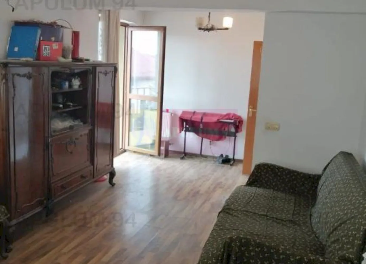 Vila Spatioasa Bucuresti Prelungirea Ghencea - Un vis implinit, o vila dispusa pe 5 nivele, Demisol+ Parter inalt+Etaj 1+ Etaj 2+ o Mansadra Spectacol. Imobilul beneficiaza de garaj, toate utilitatile (apa, gaz, curent electric 230v si 400v, canalizare, garaj fantanta in casa) si este deservita de 2 centrale termice pe gaz de mare putere. Sunt 4 cai de acces pe partea de parter, intrarea principala, o intrare secundara din zona de garaj si alte 2 intrari din terasa, una prin bucatarie si cealalta prin salonul de la parter. Mai avem o a 5-a intrare in casa pe la demisol, prin curtea englezeasca spre terenul de tenis. In acest imobil s-a investit foarte mult, lucru pe care il veti observa usor la vizionare. Compartimentarea este exceptionala. Demisolul este accesat din zona de parter pe o scara interioara la capatul careia se afla fantana cu hidrofor folosita pentru a uda gradina si pentru uz menajer, demisolul dispune de 3 incaperi dintre care una este camera tehnica unde regasim o centrala de mare putere si unde se mai pot depozita diverse, mai avem un vestiar, o baie si o sala de antrenament spatioasa din care putem accesa intrarea de tip englez pe terenul de tenis. Pe o alta aripa a cladiri, din zona de terasa putem accesa alte doua incaperi de la demisol, au intrare separata si nu comunica celelelate 3 camere, deci doar pe partea de demisol avem 5 incaperi si o baie. La parter avem holul de intrare ce ne permite accesul spre scara ce duce la etajele superioare, spre un grup sanitar, spre bucataria spatioasa cu acces la cerdac (terasa acoperita) la care avem acces si din livingul tip Salon prevazul cu un balcon orientat spre terenul de tenis si in care urca si o scara interioara frumoasa ce ne permite accesul spre etajul intai. La etajul intai ne bucuram de 3 incaperi frumoase, doua destul de spatioase si una mai mica si mai calduroasa situata intre cele doua mai mari, dintre cele mari una este cu dimensiuni de salon si are o frumoasa absida pe care o vom reintalni si la etajul 2, casa avand un design foarte placut. La Etajul 2 avem 4 incaperi si un grup sanitar, aici regasim si a doua bucatarie care corespunde cu un balcon spatios de peste 7 mp, mai avem alte doua balcoane, dintre care unul de peste 10m, ambele deschisa si cu o vedere frumoasa spre terenul de tenis cel mare si spre apus cel mic, mansarda ne ofera si era 3 incaperi, doua mai mici care sunt deservite de un grup sanitar iar cea mare este spectaculoasa de-a dreptul, un open space vitrat, inalt si ce comunica cu un balcon tip belle view, cele doua incaperi mai mici sunt prevazute cu lucarne ce ofera de asemenea o vedere frumoasa dar si luminozitate incaperilor. Va astept cu drag la vizionare. Imobilul este excelent. Daniel, Apulum94.