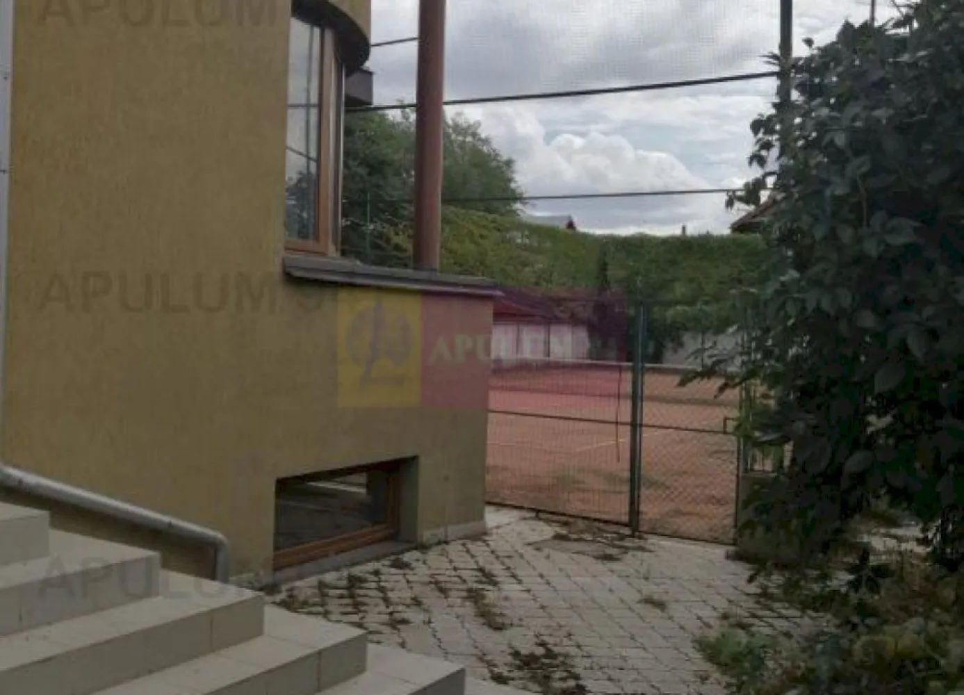 Vila Spatioasa Bucuresti Prelungirea Ghencea - Un vis implinit, o vila dispusa pe 5 nivele, Demisol+ Parter inalt+Etaj 1+ Etaj 2+ o Mansadra Spectacol. Imobilul beneficiaza de garaj, toate utilitatile (apa, gaz, curent electric 230v si 400v, canalizare, garaj fantanta in casa) si este deservita de 2 centrale termice pe gaz de mare putere. Sunt 4 cai de acces pe partea de parter, intrarea principala, o intrare secundara din zona de garaj si alte 2 intrari din terasa, una prin bucatarie si cealalta prin salonul de la parter. Mai avem o a 5-a intrare in casa pe la demisol, prin curtea englezeasca spre terenul de tenis. In acest imobil s-a investit foarte mult, lucru pe care il veti observa usor la vizionare. Compartimentarea este exceptionala. Demisolul este accesat din zona de parter pe o scara interioara la capatul careia se afla fantana cu hidrofor folosita pentru a uda gradina si pentru uz menajer, demisolul dispune de 3 incaperi dintre care una este camera tehnica unde regasim o centrala de mare putere si unde se mai pot depozita diverse, mai avem un vestiar, o baie si o sala de antrenament spatioasa din care putem accesa intrarea de tip englez pe terenul de tenis. Pe o alta aripa a cladiri, din zona de terasa putem accesa alte doua incaperi de la demisol, au intrare separata si nu comunica celelelate 3 camere, deci doar pe partea de demisol avem 5 incaperi si o baie. La parter avem holul de intrare ce ne permite accesul spre scara ce duce la etajele superioare, spre un grup sanitar, spre bucataria spatioasa cu acces la cerdac (terasa acoperita) la care avem acces si din livingul tip Salon prevazul cu un balcon orientat spre terenul de tenis si in care urca si o scara interioara frumoasa ce ne permite accesul spre etajul intai. La etajul intai ne bucuram de 3 incaperi frumoase, doua destul de spatioase si una mai mica si mai calduroasa situata intre cele doua mai mari, dintre cele mari una este cu dimensiuni de salon si are o frumoasa absida pe care o vom reintalni si la etajul 2, casa avand un design foarte placut. La Etajul 2 avem 4 incaperi si un grup sanitar, aici regasim si a doua bucatarie care corespunde cu un balcon spatios de peste 7 mp, mai avem alte doua balcoane, dintre care unul de peste 10m, ambele deschisa si cu o vedere frumoasa spre terenul de tenis cel mare si spre apus cel mic, mansarda ne ofera si era 3 incaperi, doua mai mici care sunt deservite de un grup sanitar iar cea mare este spectaculoasa de-a dreptul, un open space vitrat, inalt si ce comunica cu un balcon tip belle view, cele doua incaperi mai mici sunt prevazute cu lucarne ce ofera de asemenea o vedere frumoasa dar si luminozitate incaperilor. Va astept cu drag la vizionare. Imobilul este excelent. Daniel, Apulum94.