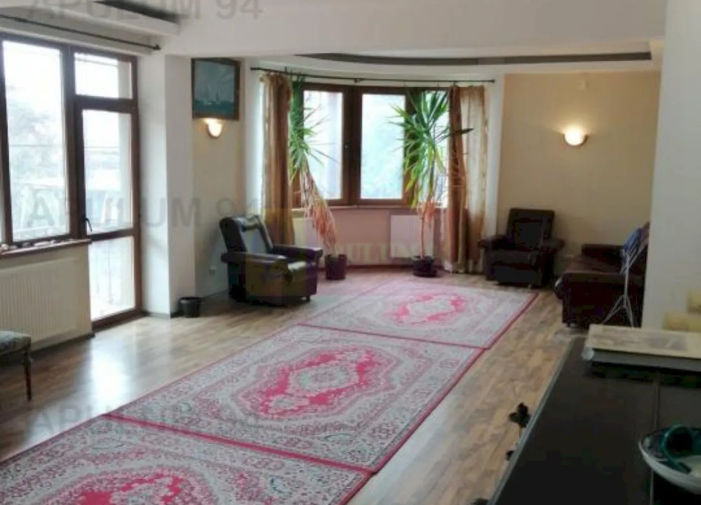 Vila Spatioasa Bucuresti Prelungirea Ghencea - Un vis implinit, o vila dispusa pe 5 nivele, Demisol+ Parter inalt+Etaj 1+ Etaj 2+ o Mansadra Spectacol. Imobilul beneficiaza de garaj, toate utilitatile (apa, gaz, curent electric 230v si 400v, canalizare, garaj fantanta in casa) si este deservita de 2 centrale termice pe gaz de mare putere. Sunt 4 cai de acces pe partea de parter, intrarea principala, o intrare secundara din zona de garaj si alte 2 intrari din terasa, una prin bucatarie si cealalta prin salonul de la parter. Mai avem o a 5-a intrare in casa pe la demisol, prin curtea englezeasca spre terenul de tenis. In acest imobil s-a investit foarte mult, lucru pe care il veti observa usor la vizionare. Compartimentarea este exceptionala. Demisolul este accesat din zona de parter pe o scara interioara la capatul careia se afla fantana cu hidrofor folosita pentru a uda gradina si pentru uz menajer, demisolul dispune de 3 incaperi dintre care una este camera tehnica unde regasim o centrala de mare putere si unde se mai pot depozita diverse, mai avem un vestiar, o baie si o sala de antrenament spatioasa din care putem accesa intrarea de tip englez pe terenul de tenis. Pe o alta aripa a cladiri, din zona de terasa putem accesa alte doua incaperi de la demisol, au intrare separata si nu comunica celelelate 3 camere, deci doar pe partea de demisol avem 5 incaperi si o baie. La parter avem holul de intrare ce ne permite accesul spre scara ce duce la etajele superioare, spre un grup sanitar, spre bucataria spatioasa cu acces la cerdac (terasa acoperita) la care avem acces si din livingul tip Salon prevazul cu un balcon orientat spre terenul de tenis si in care urca si o scara interioara frumoasa ce ne permite accesul spre etajul intai. La etajul intai ne bucuram de 3 incaperi frumoase, doua destul de spatioase si una mai mica si mai calduroasa situata intre cele doua mai mari, dintre cele mari una este cu dimensiuni de salon si are o frumoasa absida pe care o vom reintalni si la etajul 2, casa avand un design foarte placut. La Etajul 2 avem 4 incaperi si un grup sanitar, aici regasim si a doua bucatarie care corespunde cu un balcon spatios de peste 7 mp, mai avem alte doua balcoane, dintre care unul de peste 10m, ambele deschisa si cu o vedere frumoasa spre terenul de tenis cel mare si spre apus cel mic, mansarda ne ofera si era 3 incaperi, doua mai mici care sunt deservite de un grup sanitar iar cea mare este spectaculoasa de-a dreptul, un open space vitrat, inalt si ce comunica cu un balcon tip belle view, cele doua incaperi mai mici sunt prevazute cu lucarne ce ofera de asemenea o vedere frumoasa dar si luminozitate incaperilor.Pentru mai multe detalii și programarea de vizionări nu ezitați să mă conatactați, Daniel, Apulum94. Facilităm și achiziționarea prin credit ipotecar prin intermediul partenerilor, agenția imobiliară percepe un comision de 3% din prețul de tranzacționare și la vizionare se semnează contract de prestări servicii.