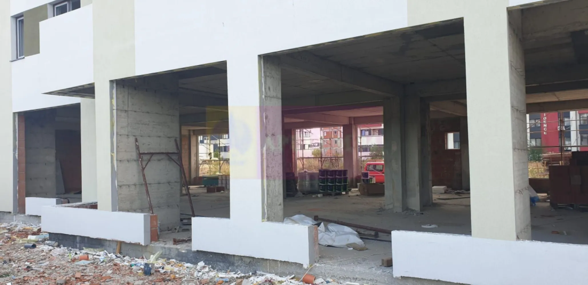 Spațiu Comercial Generos Militari Rezidence - Vă propun spre închiriere o locație nouă, un spațiu comercial în suprafață de 330 mp la parterul unui imobil situat pe strada Apeductului (una din arterele principale din Militari Rezidence) chiar unde se află stația Veseliei în proximitatea Supermarketului Penny. Spațiul este în acest moment necompartimentat, open space, beneficiază de o suprafață vitrată generoasă cu o expunere stradală de peste 20ml. Imobilul este nou, încă în faza de construcție la acest moment dar avansat și propus spre finalizare în octombrie-noiembrie 2025, structura de rezistență este asigurată de cadrele de beton armat cu zidărie din cărămidă porotherm, instalațiile sunt evident noi și în următorii 10-15 ani nu vor necesita intervenții. Imobilul beneficiază de o suprafață generoasă de teren destinată parcărilor. Este un spațiu pentru care este bine să luați opține din timp pentru a îl putea adapta nevoilor dumneavoastră, se pretează pentru Orice activitate doriți să desfășurați, proprietarii își doresc doar un angajament ferm pe o perioadă îndelungată, seriozitate și onestitate. Chiria presupune și TVA doarece proprietarul este persoană juridică. Comisionul agenției este de 50%+TVA din chiria aferentă unei luni. Pentru mai multe detalii și programarea de vizionări nu ezitați să mă contactați, Daniel, Apulum94.