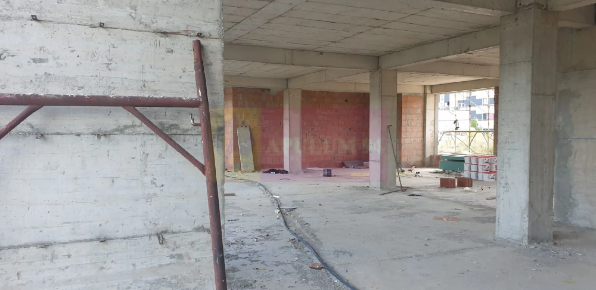 Spațiu Comercial Generos Militari Rezidence - Vă propun spre închiriere o locație nouă, un spațiu comercial în suprafață de 330 mp la parterul unui imobil situat pe strada Apeductului (una din arterele principale din Militari Rezidence) chiar unde se află stația Veseliei în proximitatea Supermarketului Penny. Spațiul este în acest moment necompartimentat, open space, beneficiază de o suprafață vitrată generoasă cu o expunere stradală de peste 20ml. Imobilul este nou, încă în faza de construcție la acest moment dar avansat și propus spre finalizare în octombrie-noiembrie 2025, structura de rezistență este asigurată de cadrele de beton armat cu zidărie din cărămidă porotherm, instalațiile sunt evident noi și în următorii 10-15 ani nu vor necesita intervenții. Imobilul beneficiază de o suprafață generoasă de teren destinată parcărilor. Este un spațiu pentru care este bine să luați opține din timp pentru a îl putea adapta nevoilor dumneavoastră, se pretează pentru Orice activitate doriți să desfășurați, proprietarii își doresc doar un angajament ferm pe o perioadă îndelungată, seriozitate și onestitate. Chiria presupune și TVA doarece proprietarul este persoană juridică. Comisionul agenției este de 50%+TVA din chiria aferentă unei luni. Pentru mai multe detalii și programarea de vizionări nu ezitați să mă contactați, Daniel, Apulum94.