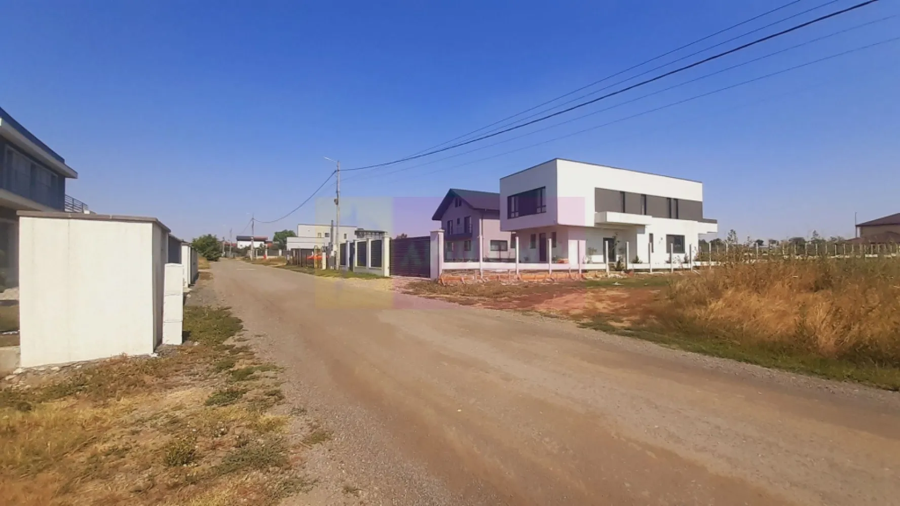 Teren foarte bun pentru mai multe case în Brănești - Apulum94 vă propune spre cumpărare un teren în suprafață de 4715 mp situat în localitatea Brănești, pe strada Brazi, spre zona de pădure, o stradă cu toate utilitățile (apă, gaz, curent, canalizare, internet, cablu). Terenul este situat între case și pe spate se învecinează cu Stadionul Cătălin Hâldan. Accesul în zonă este facil, cu ajutorul A2 se ajunge la teren în 25 de minute de la Rond Alba Iulia. Zona este foarte bună, pe stradă sunt doar construcții noi și frumoase iar prezența utilităților denotă interesul autorităților locale pentru crearea unei comunități frumoase. La mică distanță de teren este giratoriul unde se află Liceul Teoretic Traian Lalescu, Raiffasen Bank și mai multe centre comerciale, zona fiind bine deservită de mijloace de transport și servicii în general. Noi îl vedem propice pentru o dezvoltare rezidențială, câteva case frumoase pot fi construite pe acest teren. Regimul de înălțime al contrucțiilor învecinate este de P+1 și P+1+M, se poate și P+2 dar implică evident o investiție mai mare, procentul de ocupare al terenului este între 35 și 45% iar Coeficientul de utilizare în jur de 1. Costurile cu branșamentele la utilități sunt decente deoarece le avem pe toate, strada Brazi a fost fost deja branșată la toate utilitățile și în scurt timp va fi asfaltată. Terenul este compact și proprietarii sunt persoane fizice. Pentru mai multe detalii și programarea de vizionări nu ezitați să mă conatactați, Daniel, Apulum94. Facilităm și achiziționarea prin credit ipotecar prin intermediul partenerilor, agenția imobiliară percepe un comision de 3% din prețul de tranzacționare și la vizionare se semnează contract de prestări servicii.