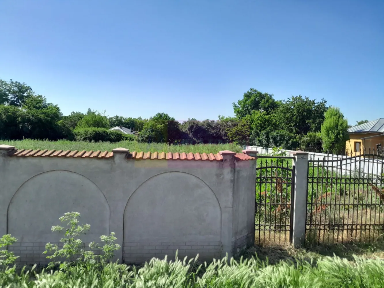 Inch teren cu 0.5 eur/mp/luna in Movilita/ Ialomita - Compania imobiliara Apulum94 va aduce in atenttie pentru inchiriere teren intravilan de 1800 mp in com. Movilita, jud. Ialomita, mai exact pe strada Calea Bucuresti (sos. Bucuresti - Urziceni) situat la doar 40 km distanta de Bucuresti (langa Profi).

Terenul are front de aproximativ 40 m cu acces la strada asfaltata si se preteaza pentru:

-parc auto

-parc utilaje

-depozit materiale de constructii

- spalatorie auto self service

- activitati agricole / sere (terenul este exceptional de fertil) .

- parcare tiruri

- alte activitati economice

Acces facil si vad comercial bun, fiind situat la strada principala.

Pentru informatii suplimentare sau pentru a programa o vizionare va astept mesajele.

Apulum94 - Un partener de cursa lunga!
Agent imobiliar: Aurelian Popescu (0733.683.456)