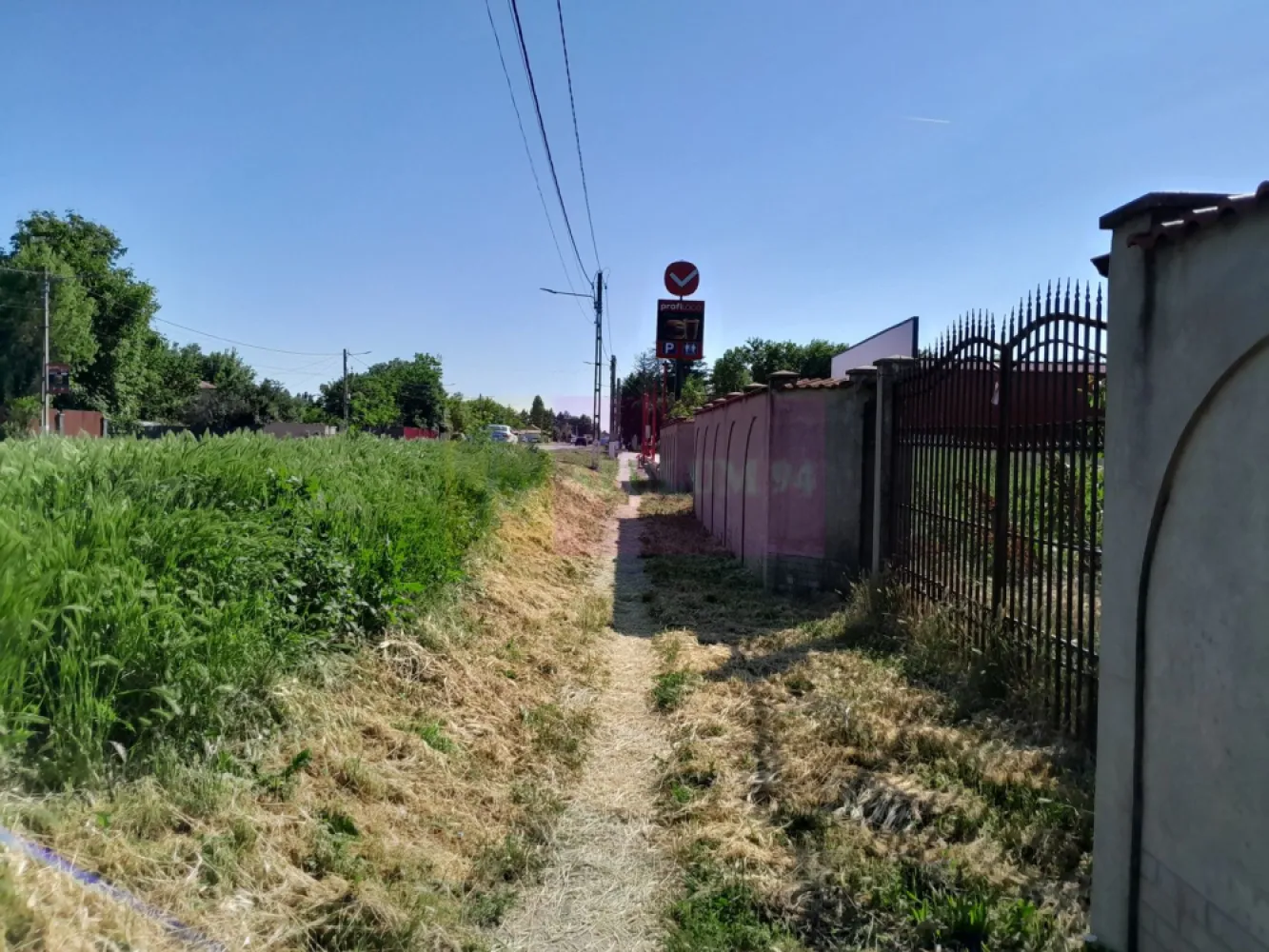 Inch teren cu 0.5 eur/mp/luna in Movilita/ Ialomita - Compania imobiliara Apulum94 va aduce in atenttie pentru inchiriere teren intravilan de 1800 mp in com. Movilita, jud. Ialomita, mai exact pe strada Calea Bucuresti (sos. Bucuresti - Urziceni) situat la doar 40 km distanta de Bucuresti (langa Profi).

Terenul are front de aproximativ 40 m cu acces la strada asfaltata si se preteaza pentru:

-parc auto

-parc utilaje

-depozit materiale de constructii

- spalatorie auto self service

- activitati agricole / sere (terenul este exceptional de fertil) .

- parcare tiruri

- alte activitati economice

Acces facil si vad comercial bun, fiind situat la strada principala.

Pentru informatii suplimentare sau pentru a programa o vizionare va astept mesajele.

Apulum94 - Un partener de cursa lunga!
Agent imobiliar: Aurelian Popescu (0733.683.456)