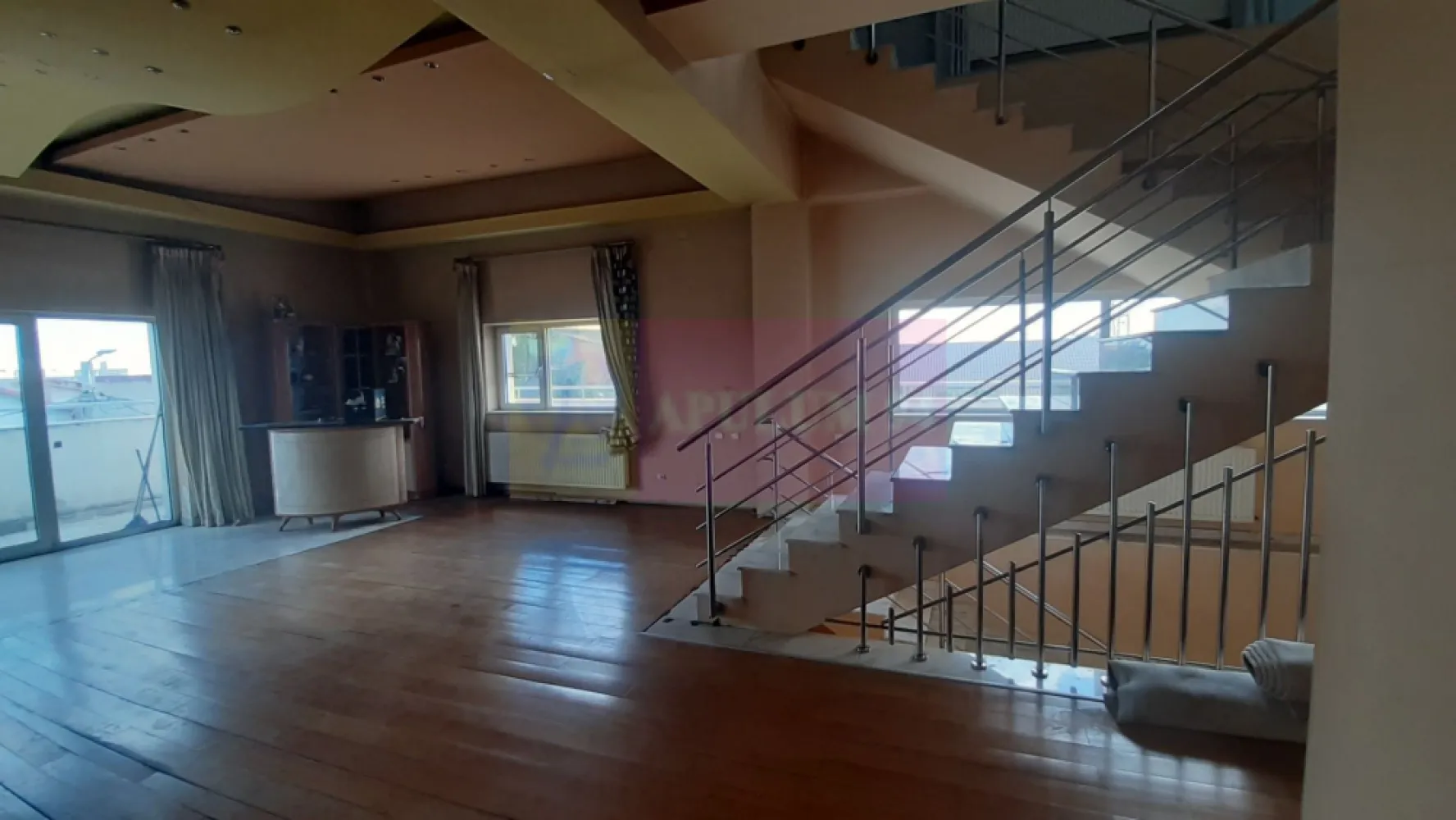 Două Etaje în Vilă în zona Voluntari de Închiriat - Apulum94 vă propune spre închiriere două nivele ale unui imobil deosebit situat în Voluntari în spatele Primăriei, la nici 200 de metri de Centrul Sportiv Gabriela Szabo. Imobilul vă oferă incăperi spațioase. Etajul întâi este un apartament cu 4 camere, 3 dormitoare mari și un living spațios de peste 60mp cu bucătărie deschisă, bucătărie mobilată și utilată. Dormitoarele de la acest etaj sunt mari, două dintre ele au acces și la balcon, pe nivel existând două balcoane, unul cu acces din living, de peste 30mp și altul de aproximativ 20mp la care au acces dormitoarele, totul impecabil ca și compartimentare, baia de la acest nivel fiind de peste 10mp cu fereastră, cu bideu, cabină de duș cu hidromasaj. La etajul 2 avem alte 2 dormitoare și un open space de aproximativ 100mp cu două zone de socializare despărțite de baie și bucătărie, o altă bucătărie mobilată și utilată. Și la etajul doi beneficiem de acces la un balcon frumos cu o lățime ce permite socializarea, lățime pe care o regăsim și la balcoanele de la etajul 1. Tot de la etajul 2 avem acces și la podul mansardabil care poate fi folosit pentru crearea unei zone de hobby sau pentru depozitare. Imobilul este spectaculos prin compartimentare și evident prin mărime, este o casă mare ideală pentru o familie numeroasă, cele 5 dormitoare, cu două living-uri de peste 50mp cu două bucătării mobilate și utilate, câte una pe fiecare etaj, permițând coabitarea a mai mult de 8 persoane în condiții mai mult decât decente. Avem însă și o situație care este bine de știut înainte de a face o vizită la imobil - Centrala termică care asigura confortul termic și apa caldă nu mai funcționează, cei doi coproprietari nu doresc să investească în montarea de centrale noi și dacă vă vedeți ca și viitori chiriași ai imobilului luați în calcul și aceste costuri, dacă veți monta centrala care să asigure confortul termic aceste costuri se vor deduce din chirie pe parcursul șederii dumneavoastră la imobil. Pentru mai multe detalii și programarea de vizionări nu ezitați să mă contactați, Daniel, Apulum94. La vizionare se semnează contract de vizionare iar dacă veți închiria imobilul comisionul practicat de agenție este de 50% din valoarea unei chirii lunare + TVA.