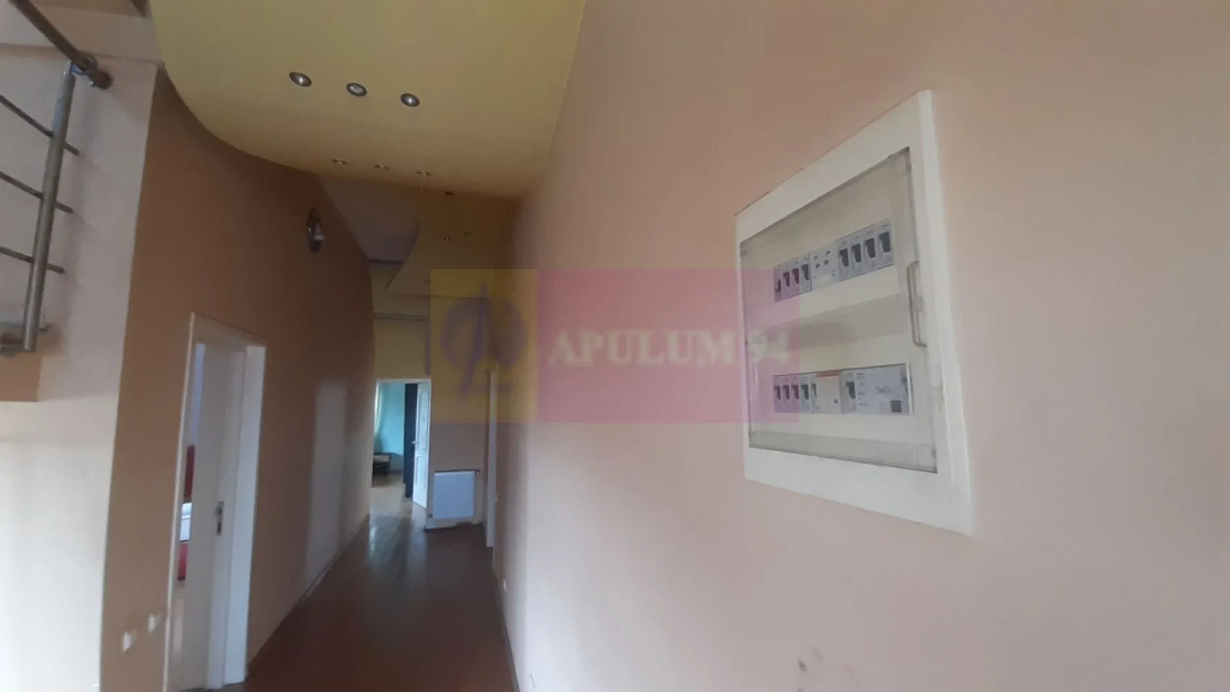 Două Etaje în Vilă în zona Voluntari de Închiriat - Apulum94 vă propune spre închiriere două nivele ale unui imobil deosebit situat în Voluntari în spatele Primăriei, la nici 200 de metri de Centrul Sportiv Gabriela Szabo. Imobilul vă oferă incăperi spațioase. Etajul întâi este un apartament cu 4 camere, 3 dormitoare mari și un living spațios de peste 60mp cu bucătărie deschisă, bucătărie mobilată și utilată. Dormitoarele de la acest etaj sunt mari, două dintre ele au acces și la balcon, pe nivel existând două balcoane, unul cu acces din living, de peste 30mp și altul de aproximativ 20mp la care au acces dormitoarele, totul impecabil ca și compartimentare, baia de la acest nivel fiind de peste 10mp cu fereastră, cu bideu, cabină de duș cu hidromasaj. La etajul 2 avem alte 2 dormitoare și un open space de aproximativ 100mp cu două zone de socializare despărțite de baie și bucătărie, o altă bucătărie mobilată și utilată. Și la etajul doi beneficiem de acces la un balcon frumos cu o lățime ce permite socializarea, lățime pe care o regăsim și la balcoanele de la etajul 1. Tot de la etajul 2 avem acces și la podul mansardabil care poate fi folosit pentru crearea unei zone de hobby sau pentru depozitare. Imobilul este spectaculos prin compartimentare și evident prin mărime, este o casă mare ideală pentru o familie numeroasă, cele 5 dormitoare, cu două living-uri de peste 50mp cu două bucătării mobilate și utilate, câte una pe fiecare etaj, permițând coabitarea a mai mult de 8 persoane în condiții mai mult decât decente. Avem însă și o situație care este bine de știut înainte de a face o vizită la imobil - Centrala termică care asigura confortul termic și apa caldă nu mai funcționează, cei doi coproprietari nu doresc să investească în montarea de centrale noi și dacă vă vedeți ca și viitori chiriași ai imobilului luați în calcul și aceste costuri, dacă veți monta centrala care să asigure confortul termic aceste costuri se vor deduce din chirie pe parcursul șederii dumneavoastră la imobil. Pentru mai multe detalii și programarea de vizionări nu ezitați să mă contactați, Daniel, Apulum94. La vizionare se semnează contract de vizionare iar dacă veți închiria imobilul comisionul practicat de agenție este de 50% din valoarea unei chirii lunare + TVA.