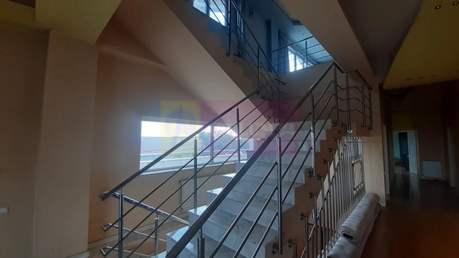 Două Etaje în Vilă în zona Voluntari de Închiriat