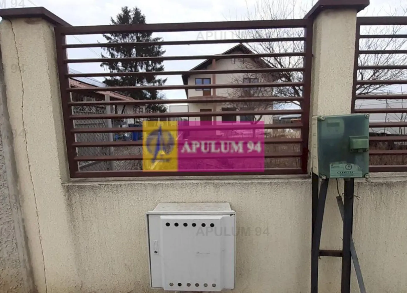 Casa spatioasa cu toate utilitatile langa Bucuresti - In inima localitatii 1 Decembrie, la nici 300ml de Primarie si literalmente la 2 pasi de magazinul La 2 pasi, cu scoala generala la nici 200 ml, Biserica la 250ml si capatul de linie al autobuzului care duce la Metrou Eroii Revolutiei la nici 2 minute mers pe jos, avem o casa mare si frumoasa, tip duplex, cu toate utilitatile. Casa este constructie 2007-2008, este construita din caramida porotherm, are structura de rezistenta din cadre de beton armat. Compartimentarea este placuta si practica, la parter avem zona de socializare cu un living cu dimensiune de salon de peste 45mp, cu o bucatarie foarte spatioasa de peste 20mp, deschisa ce comunica cu livingul si avem astfel un open space de peste 60mp foarte bine vitrat si luminos. tot la parter avem si grupul sanitar cu aerisire prin fereastra si spatiul tehnic pentru centrala. La etaj avem 3 dormitoare deservite de 2 grupuri sanitare, fiacere dormitor beneficiind de balcon propriu. Casa se va preda fara finisaje si cel care va cumpara isi va putea face singur dupa bunul plac finisajele.Pentru mai multe detalii și programarea de vizionări nu ezitați să mă conatactați, Daniel, Apulum94. Facilităm și achiziționarea prin credit ipotecar prin intermediul partenerilor, agenția imobiliară percepe un comision de 3% din prețul de tranzacționare și la vizionare se semnează contract de prestări servicii.