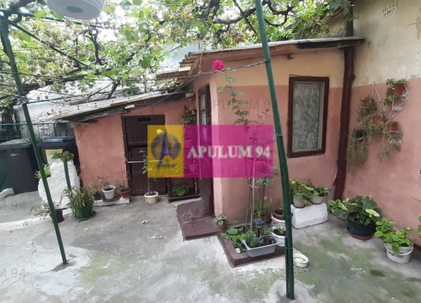 Casă Interbelică - Ultracentral- Popa Nan, Piața Alba Iulia - Apulum94 vă oferă oportunitatea de a achiziționa un imobil situat în zona centrală a capitalei, la nici 400ml de Piața Alba Iulia, pe strada Popa Nan. Casa este construită în anul 1937, nu are risc seismic fiind dispusă doar pe parter și are documentația la zi. Casa se află într-o curte comună și există posibilitatea de a demara discuții și cu ceilalți vecini pentru a cumpăra și cele două imobile vecine însă noi în acest moment scoatem spre vânzare doar imobilul principal din această curte care prezintă avantajul zonei și nefiind încadrat în clasă de monument istoric poate fi pus în valoare după principii mai moderne. Casa este racordată la toate utilitățile, beneficiază de centrală termică, are acoperișul în stare bună și se bucură de o porțiune din curte delimitată ce are rol de terasă, o terasă cu viță de vie pe rod. Pentru mai multe detalii și programarea de vizionări nu ezitați să mă contactați, Daniel, Apulum94. Facilităm și achiziționarea prin credit ipotecar prin intermediul partenerilor, agenția imobiliară percepe un comision de 3% din prețul de tranzacționare și la vizionare se semnează contract de prestări servicii.
