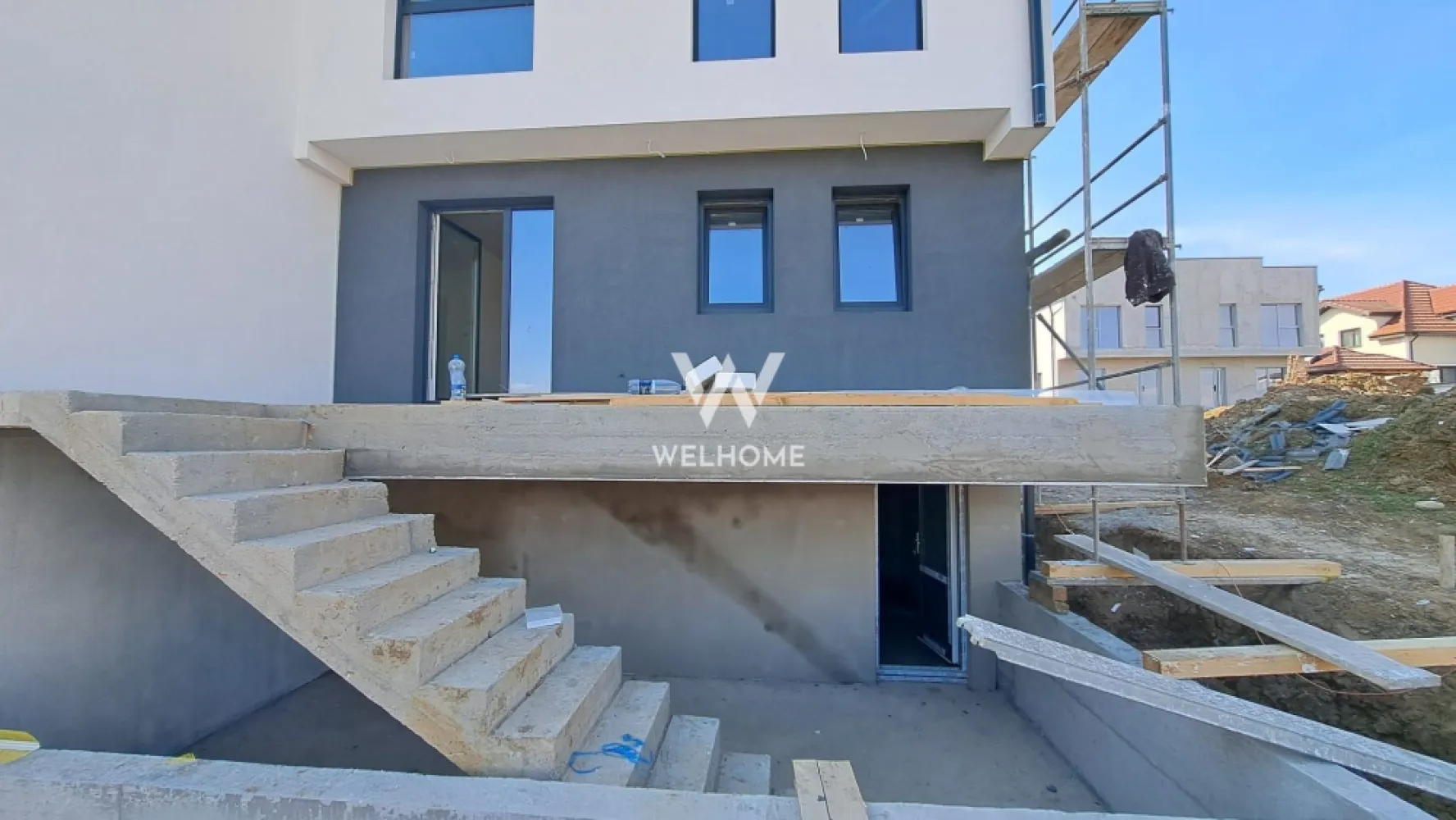 Duplex cu 4 camere si pivnita, Calea Cisnadiei, Sibiu - Casa tip duplex, 4 camere + Pivnita, Calea Cisnadiei, Sibiu - COMISION 0%

- Casa se afla intr-o zona noua de dezvoltare In Cartierul Arhitectilor. 
- Suprafata utila: 120 mp, 
- Teren de 300 de mp, dintre care curte libera este de 230 mp + terasa;
Compartimentare:
- La etaj: un dormitor matrimonial cu baie proprie si balcon, inca doua dormitoare cu baie comuna;
- La parter: hol de acces, bucatarie generoasa, baie, zona de living cu iesire in terasa;
- La demisol: camera de 20 mpu cu acces din terasa si din curte
- Predare finisata LA ALB: cpompa de caldura cu sistem de recirculare a apei, boiler 200 L si incalzire in pardoseala la parter si etaj, pereti finisati, usa la intrare, geamuri termopan cu 3 foi de sticla, instalatiile sanitare, termice si electrice.
- La exterior casa se preda LA CHEIE: izolatie termica, vopsea decorativa, gard si poarta, curte amenajata,.
Termen de predare: Iunie - Iulie 2025

 Se accepta plata cash sau credit ipotecar cu avans de 30 %-40%

-Pret: 199900 Euro cu TVA inclus – COMISION 0%