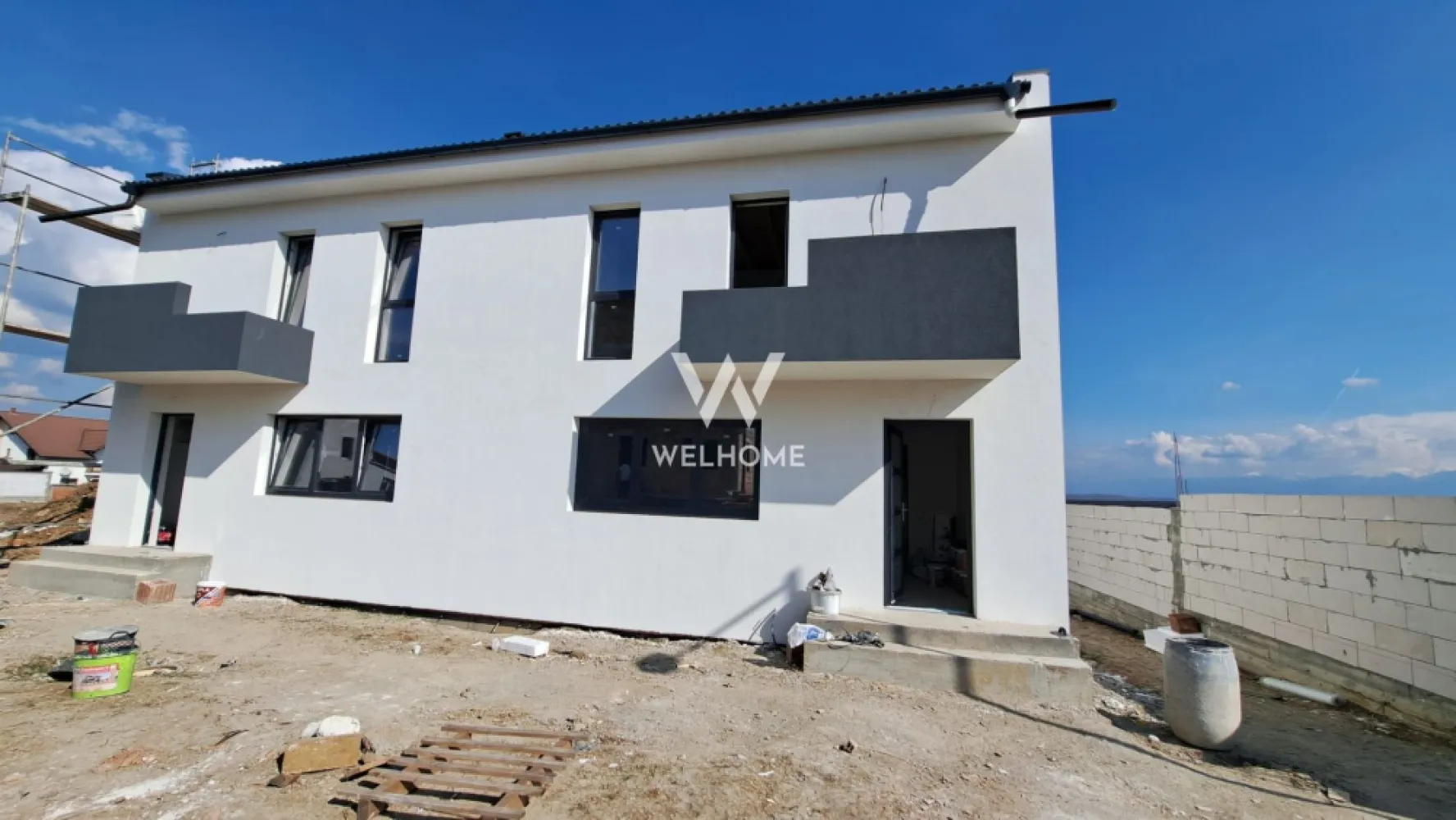 Duplex cu 4 camere si pivnita, Calea Cisnadiei, Sibiu - Casa tip duplex, 4 camere + Pivnita, Calea Cisnadiei, Sibiu - COMISION 0%

- Casa se afla intr-o zona noua de dezvoltare In Cartierul Arhitectilor. 
- Suprafata utila: 120 mp, 
- Teren de 300 de mp, dintre care curte libera este de 230 mp + terasa;
Compartimentare:
- La etaj: un dormitor matrimonial cu baie proprie si balcon, inca doua dormitoare cu baie comuna;
- La parter: hol de acces, bucatarie generoasa, baie, zona de living cu iesire in terasa;
- La demisol: camera de 20 mpu cu acces din terasa si din curte
- Predare finisata LA ALB: cpompa de caldura cu sistem de recirculare a apei, boiler 200 L si incalzire in pardoseala la parter si etaj, pereti finisati, usa la intrare, geamuri termopan cu 3 foi de sticla, instalatiile sanitare, termice si electrice.
- La exterior casa se preda LA CHEIE: izolatie termica, vopsea decorativa, gard si poarta, curte amenajata,.
Termen de predare: Iunie - Iulie 2025

 Se accepta plata cash sau credit ipotecar cu avans de 30 %-40%

-Pret: 199900 Euro cu TVA inclus – COMISION 0%