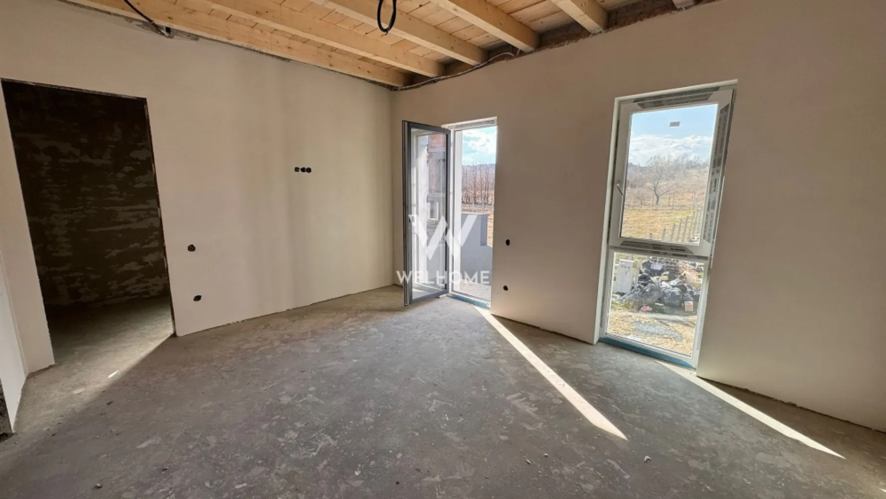 Duplex cu 4 camere si pivnita, Calea Cisnadiei, Sibiu - Casa tip duplex, 4 camere + Pivnita, Calea Cisnadiei, Sibiu - COMISION 0%

- Casa se afla intr-o zona noua de dezvoltare In Cartierul Arhitectilor. 
- Suprafata utila: 120 mp, 
- Teren de 300 de mp, dintre care curte libera este de 230 mp + terasa;
Compartimentare:
- La etaj: un dormitor matrimonial cu baie proprie si balcon, inca doua dormitoare cu baie comuna;
- La parter: hol de acces, bucatarie generoasa, baie, zona de living cu iesire in terasa;
- La demisol: camera de 20 mpu cu acces din terasa si din curte
- Predare finisata LA ALB: cpompa de caldura cu sistem de recirculare a apei, boiler 200 L si incalzire in pardoseala la parter si etaj, pereti finisati, usa la intrare, geamuri termopan cu 3 foi de sticla, instalatiile sanitare, termice si electrice.
- La exterior casa se preda LA CHEIE: izolatie termica, vopsea decorativa, gard si poarta, curte amenajata,.
Termen de predare: Iunie - Iulie 2025

 Se accepta plata cash sau credit ipotecar cu avans de 30 %-40%

-Pret: 199900 Euro cu TVA inclus – COMISION 0%