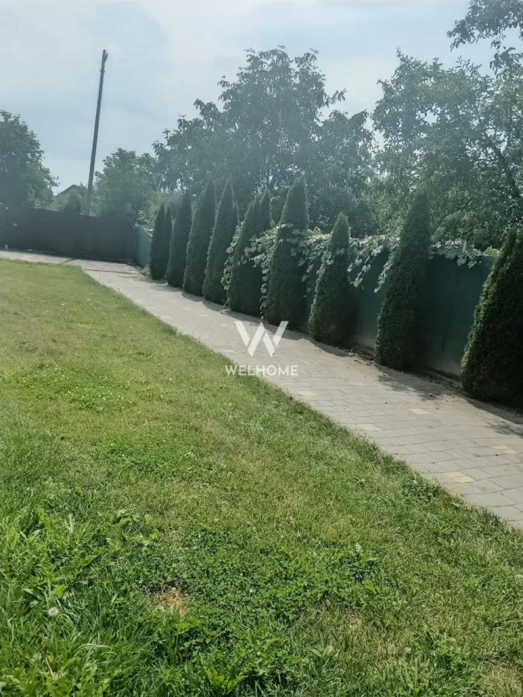 Casă individuală cu 2 apartamente separate, teren 650 mp, garaj și terasă - Descoperă această locuință individuală, ideală pentru confortul și intimitatea familiei tale. Proprietatea este formată din două apartamente complet separate, fiecare cu intrare individuală:
 • Apartament parter: 3 camere, bucătărie, baie
 • Apartament etaj: 3 camere, bucătărie, baie

Situată pe un teren generos de 650 mp cu deschidere la stradă de 13 m, casa oferă spațiu, liniște și numeroase facilități:
 • Garaj spațios cu șaht pentru lucrări auto
 • Spațiu de depozitare
 • Terasă mare pentru relaxare
 • Curent trifazic

Această proprietate este ideală pentru două familii care își doresc independență și confort, dar și pentru investiție, datorită posibilității de închiriere a unui apartament.
Pret: 365 000 EURO
Telefon: 0756 094 405