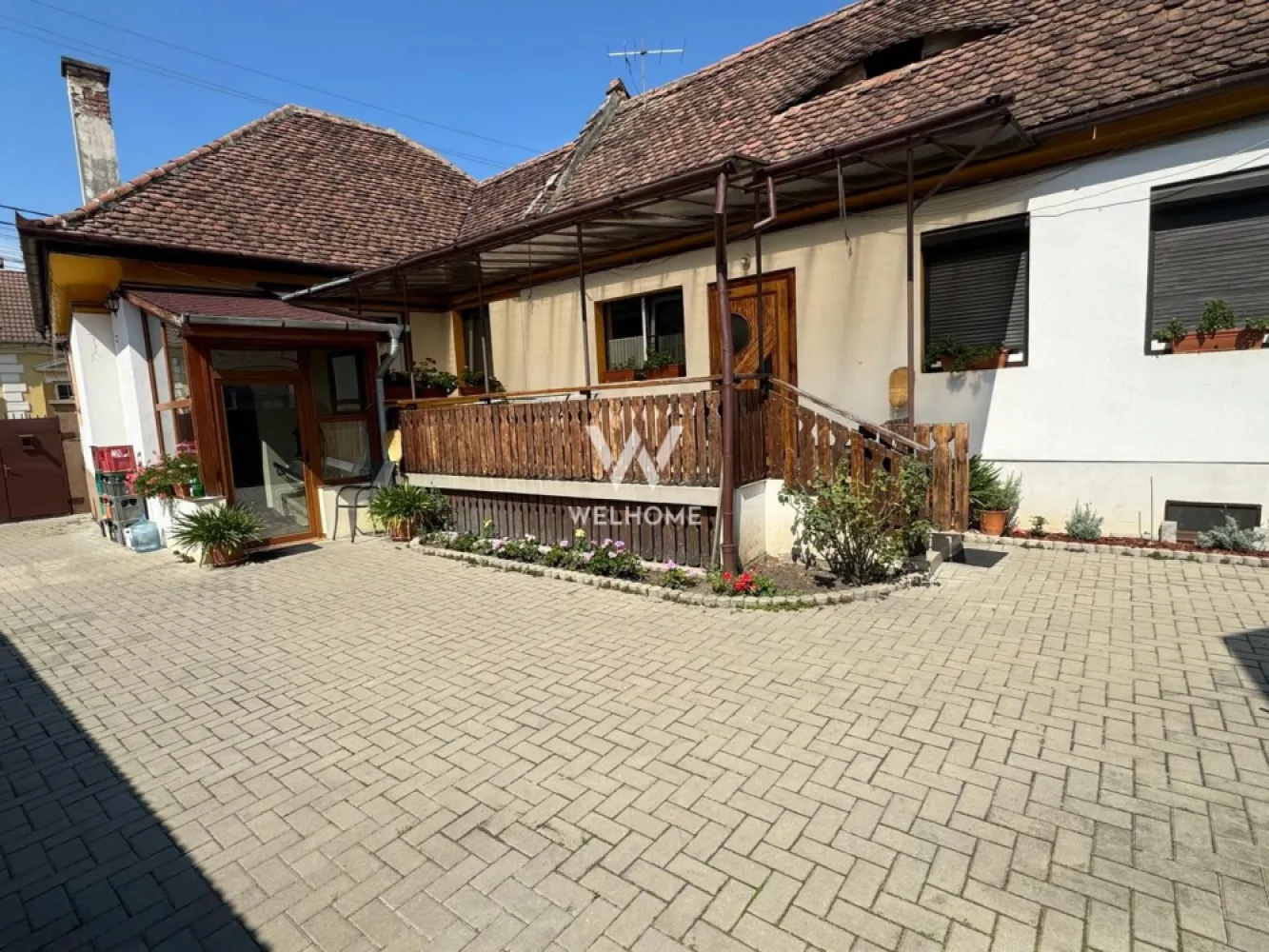 Casa individuala, teren 1200mp , Turnisor, Sibiu - EXCLUSIV!
Va oferim spre vanzare o casa individuala, renovata , cu teren generos de 1200mp , situata pe o strada linistita din cartierul Turnisor.
Confort, intimitate si mai ales potential!

Caracteristici principale:
Teren total: 1200mp , cu deschidere ampla. Momentan casa are curte ingradita de 300mp, dar se poate extinde inspre zona de gradina/sura

Casa solida: la demisol are o crama complet amenjata , iar la parter dispune de 3 dormitoare spatioase, o bucatarie si un living cu iesire pe terasa
Curtea este amenajata cu alee pavata, un foisor complet dotat cu zona de barbeque si locuri de parcare . 

Pe teren exista o constructie de timp sura/atelier/garaj.
Toate utilitatile: gaz, curent, apa, canal
Locatie excelenta: aproape de scoli, gradinite, statii de autobuz, parc, magazine, etc.

Pret: 520000 euro negociabil 
Detalii si vizionari: 0752.088.381- Roxana