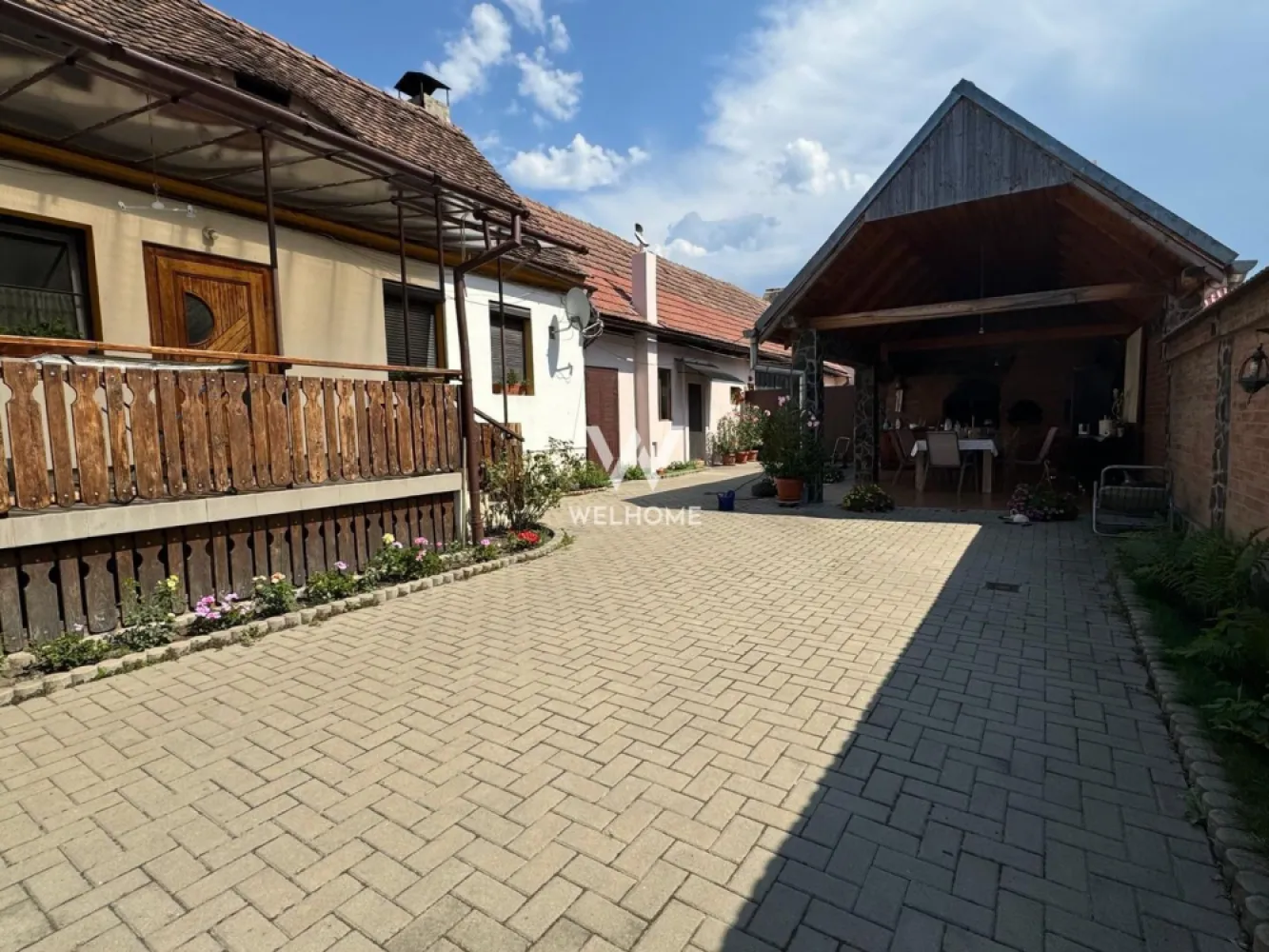 Casa individuala, teren 1200mp , Turnisor, Sibiu - EXCLUSIV!
Va oferim spre vanzare o casa individuala, renovata , cu teren generos de 1200mp , situata pe o strada linistita din cartierul Turnisor.
Confort, intimitate si mai ales potential!

Caracteristici principale:
Teren total: 1200mp , cu deschidere ampla. Momentan casa are curte ingradita de 300mp, dar se poate extinde inspre zona de gradina/sura

Casa solida: la demisol are o crama complet amenjata , iar la parter dispune de 3 dormitoare spatioase, o bucatarie si un living cu iesire pe terasa
Curtea este amenajata cu alee pavata, un foisor complet dotat cu zona de barbeque si locuri de parcare . 

Pe teren exista o constructie de timp sura/atelier/garaj.
Toate utilitatile: gaz, curent, apa, canal
Locatie excelenta: aproape de scoli, gradinite, statii de autobuz, parc, magazine, etc.

Pret: 520000 euro negociabil 
Detalii si vizionari: 0752.088.381- Roxana