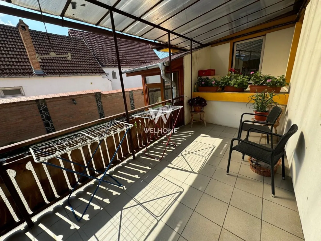 Casa individuala, teren 1200mp , Turnisor, Sibiu - EXCLUSIV!
Va oferim spre vanzare o casa individuala, renovata , cu teren generos de 1200mp , situata pe o strada linistita din cartierul Turnisor.
Confort, intimitate si mai ales potential!

Caracteristici principale:
Teren total: 1200mp , cu deschidere ampla. Momentan casa are curte ingradita de 300mp, dar se poate extinde inspre zona de gradina/sura

Casa solida: la demisol are o crama complet amenjata , iar la parter dispune de 3 dormitoare spatioase, o bucatarie si un living cu iesire pe terasa
Curtea este amenajata cu alee pavata, un foisor complet dotat cu zona de barbeque si locuri de parcare . 

Pe teren exista o constructie de timp sura/atelier/garaj.
Toate utilitatile: gaz, curent, apa, canal
Locatie excelenta: aproape de scoli, gradinite, statii de autobuz, parc, magazine, etc.

Pret: 520000 euro negociabil 
Detalii si vizionari: 0752.088.381- Roxana