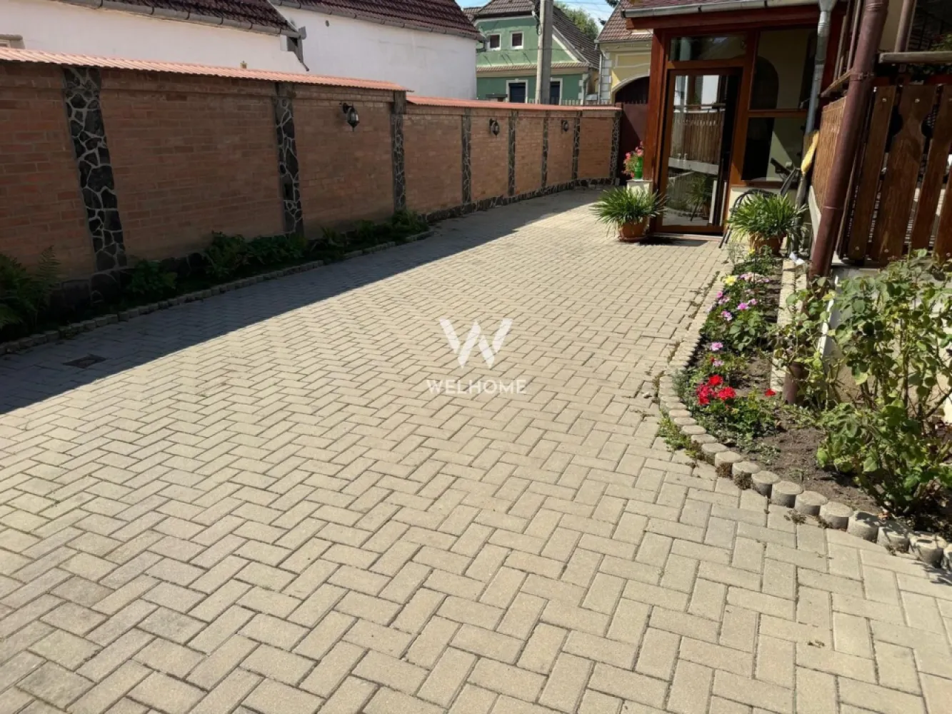 Casa individuala, teren 1200mp , Turnisor, Sibiu - EXCLUSIV!
Va oferim spre vanzare o casa individuala, renovata , cu teren generos de 1200mp , situata pe o strada linistita din cartierul Turnisor.
Confort, intimitate si mai ales potential!

Caracteristici principale:
Teren total: 1200mp , cu deschidere ampla. Momentan casa are curte ingradita de 300mp, dar se poate extinde inspre zona de gradina/sura

Casa solida: la demisol are o crama complet amenjata , iar la parter dispune de 3 dormitoare spatioase, o bucatarie si un living cu iesire pe terasa
Curtea este amenajata cu alee pavata, un foisor complet dotat cu zona de barbeque si locuri de parcare . 

Pe teren exista o constructie de timp sura/atelier/garaj.
Toate utilitatile: gaz, curent, apa, canal
Locatie excelenta: aproape de scoli, gradinite, statii de autobuz, parc, magazine, etc.

Pret: 520000 euro negociabil 
Detalii si vizionari: 0752.088.381- Roxana