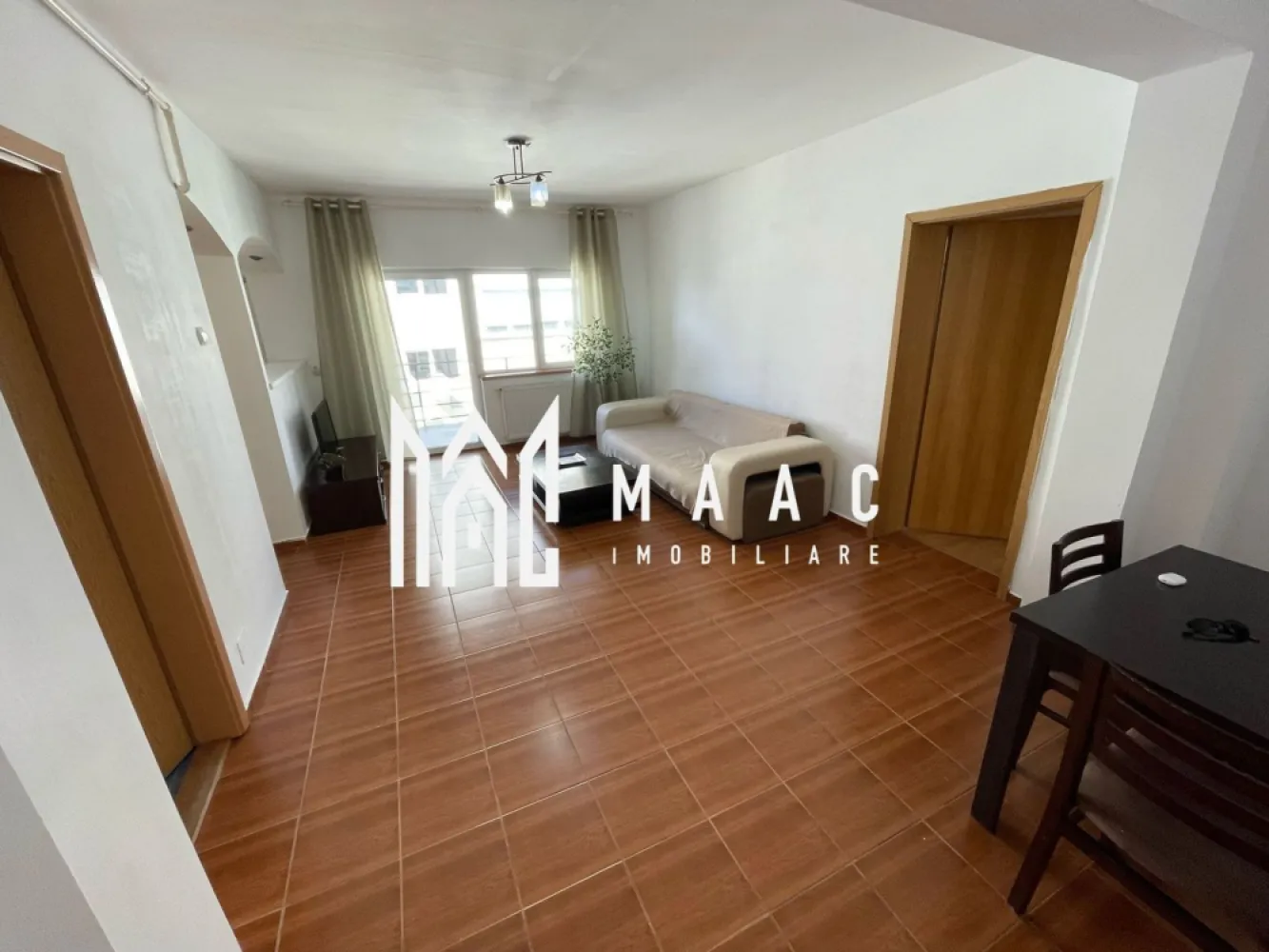 Apartament de închiriat I 4 camere I 96 mp utili I Strand II I etaj 2 - Apartament spațios de închiriat, Strand II, 4 camere, 96 mp, 2 balcoane – etaj 2
Închiriem un apartament generos și luminos, ideal pentru o familie sau persoane care își doresc spațiu și confort.

Suprafață utilă: 96 mp
Compartimentare:

3 dormitoare
Living open-space cu bucătărie
2 băi
2 balcoane (7 mp fiecare)
Etaj: 2
Cheltuieli mici în sezonul rece
Apartament foarte bine luminat natural
Nu se acceptă animale de companie

Locuința oferă intimitate, spațiu de relaxare și un ambient plăcut, fiind situată într-o zonă liniștită, dar cu acces facil către punctele de interes ale orașului.
Disponibil imediat.

Pentru mai multe detalii precizati telefonic ca ati vazut anuntul cu ID: CP2517443