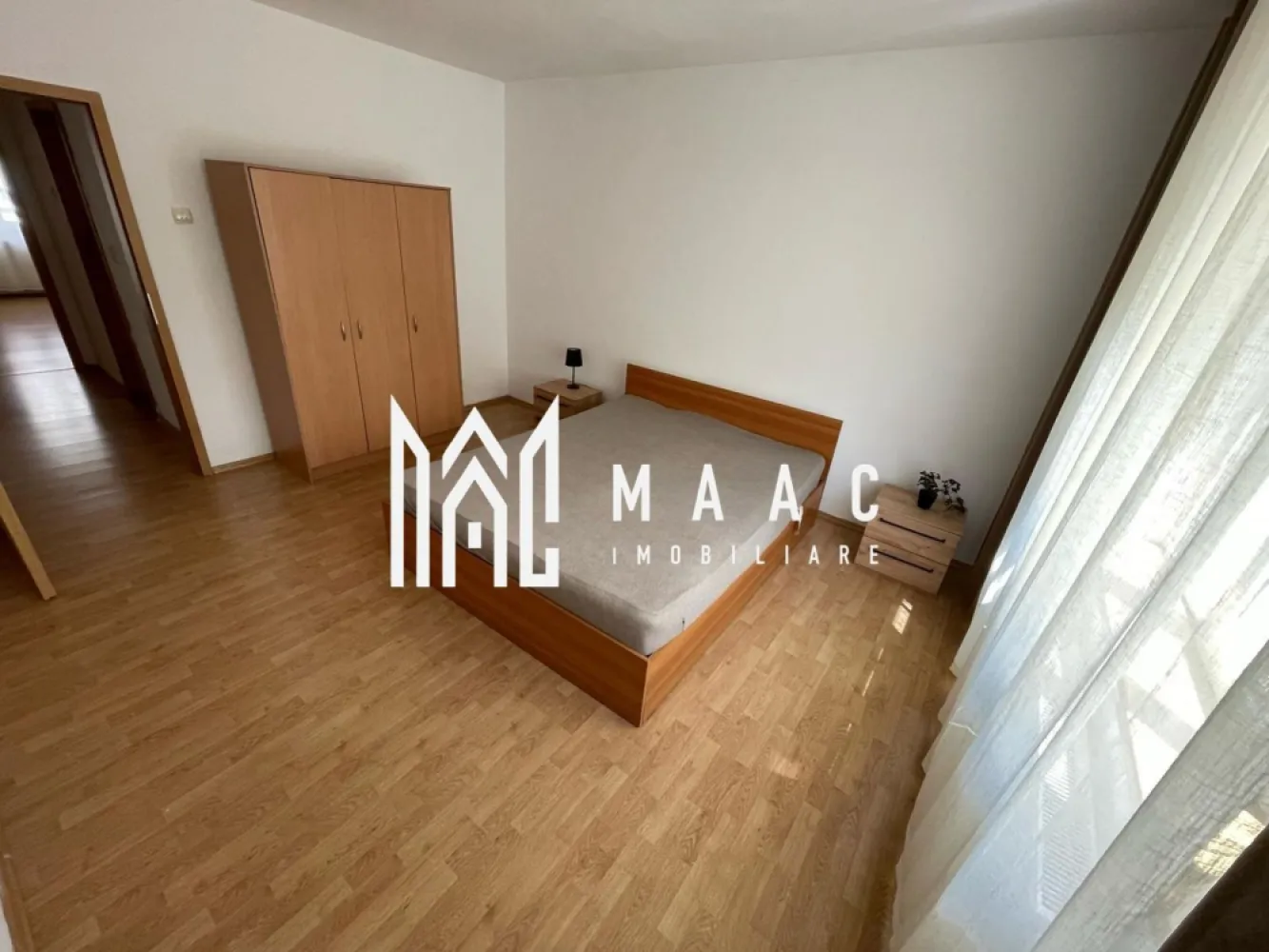 Apartament de închiriat I 4 camere I 96 mp utili I Strand II I etaj 2 - Apartament spațios de închiriat, Strand II, 4 camere, 96 mp, 2 balcoane – etaj 2
Închiriem un apartament generos și luminos, ideal pentru o familie sau persoane care își doresc spațiu și confort.

Suprafață utilă: 96 mp
Compartimentare:

3 dormitoare
Living open-space cu bucătărie
2 băi
2 balcoane (7 mp fiecare)
Etaj: 2
Cheltuieli mici în sezonul rece
Apartament foarte bine luminat natural
Nu se acceptă animale de companie

Locuința oferă intimitate, spațiu de relaxare și un ambient plăcut, fiind situată într-o zonă liniștită, dar cu acces facil către punctele de interes ale orașului.
Disponibil imediat.

Pentru mai multe detalii precizati telefonic ca ati vazut anuntul cu ID: CP2517443