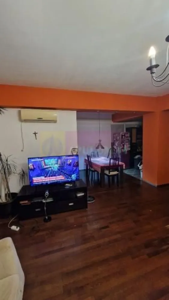Apartament 2 camere Drumul Sarii. - Compania imobiliara Apulum94 va propune un apartament de 2 camere situat in zona Drumul Sarii, intr-un imobil construit in 2008. 
Apartamentul are o suprafat de 79 mp la care se adauga balconul de 5 mp de tip logie. 
Apartamentul este compus dintr-o cameră mare, living,baie, decomandat și un balcon închis, ideal pentru momente de relaxare.
 Beneficiază de centrală proprie și finisaje de înaltă calitate, ce oferă un confort desăvârșit. Zona este centrală, liniștită și foarte bine conectată, aflându-se la doar 15 minute de orice punct de reper important, inclusiv mall-uri, magazine și stații de autobuz. Oferă un stil de viață urban, aproape de facilități, într-un cadru relaxant și exclusivist
Pentru vizionare si alte detalii nu ezitati sa ma contactati pe nr 0733683446- Laura Ionescu.