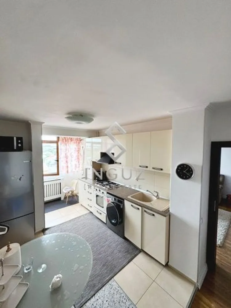 Apartament 3 camere de închiriat – Giulești, Sector 6, București - Apartament 3 camere de închiriat – Giulești, Sector 6, București ⬇️ العربية ⬇️

600 € / lună

Apartament spațios, renovat și complet mobilat/utilat, situat în cartierul Giulești, la 1 minut de stația tramvaielor 44 și 11 și la aproximativ 10 minute de metrou Crângași.

Detalii:
• 3 camere decomandate
• 77 mp utili
• Etaj 5 / 8
• Confort Lux
• 1 baie
• 2 balcoane
• Loc de parcare inclus
• Bloc izolat termic
• Aer condiționat (2 unități)
• Centrală de bloc / termoficare
• Complet mobilat și utilat
• Disponibil din 01.06.2026

Avantaje:
• Acces rapid către centru și universități
• Aproape de mijloace de transport
• Zonă liniștită și accesibilă
• Ideal pentru familie sau studenți

Condiții:
• 600 € / lună
• Contract pe termen lung
• Garanție standard
• Comision agenție: 50%

شقة 3 غرف للإيجار – جيوليشتي، القطاع 6، بوخارست

600 يورو / شهر

شقة واسعة ومجددة بالكامل، مفروشة ومجهزة، تقع في منطقة Giulești بالقرب من المواصلات العامة والمترو.

التفاصيل:
• 3 غرف منفصلة
• 77 متر مربع
• الطابق 5 من 8
• بلكونتان
• موقف سيارة شامل
• مكيفان
• مفروشة ومجهزة بالكامل
• متاحة من 01.06.2026

المميزات:
• قريب من المواصلات والمترو
• مناسب للعائلات أو الطلاب
• وصول سريع إلى مركز المدينة والجامعات

الشروط:
• 600 يورو / شهر
• عقد طويل الأمد
• تأمين عند التوقيع
• عمولة المكتب: 50%
