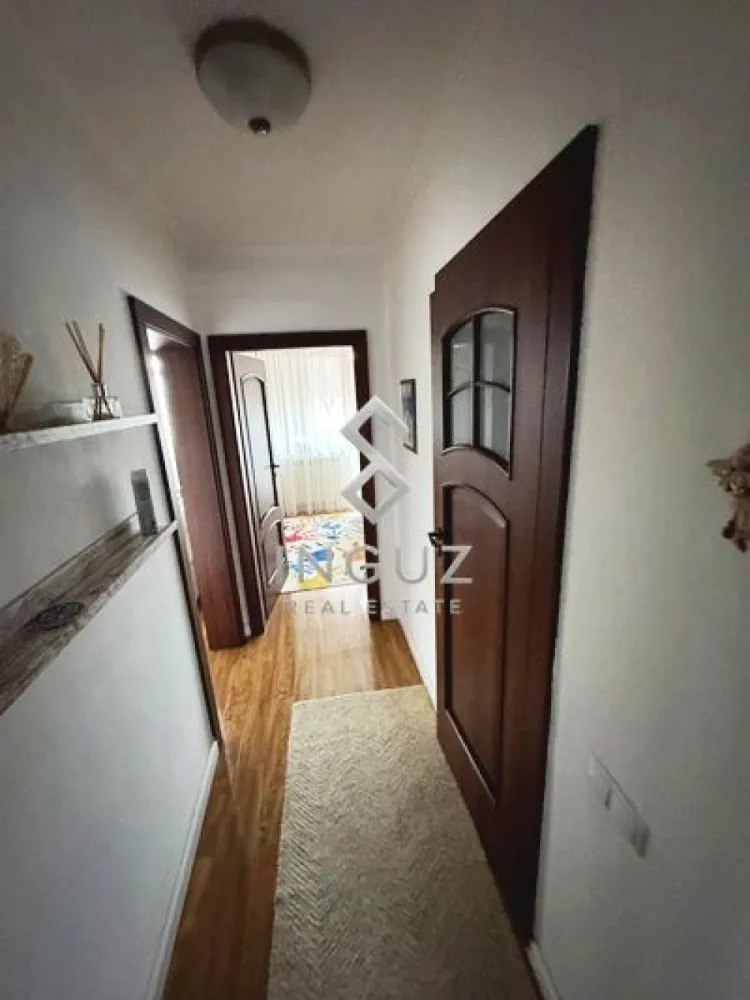Apartament 3 camere de închiriat – Giulești, Sector 6, București - Apartament 3 camere de închiriat – Giulești, Sector 6, București ⬇️ العربية ⬇️

600 € / lună

Apartament spațios, renovat și complet mobilat/utilat, situat în cartierul Giulești, la 1 minut de stația tramvaielor 44 și 11 și la aproximativ 10 minute de metrou Crângași.

Detalii:
• 3 camere decomandate
• 77 mp utili
• Etaj 5 / 8
• Confort Lux
• 1 baie
• 2 balcoane
• Loc de parcare inclus
• Bloc izolat termic
• Aer condiționat (2 unități)
• Centrală de bloc / termoficare
• Complet mobilat și utilat
• Disponibil din 01.06.2026

Avantaje:
• Acces rapid către centru și universități
• Aproape de mijloace de transport
• Zonă liniștită și accesibilă
• Ideal pentru familie sau studenți

Condiții:
• 600 € / lună
• Contract pe termen lung
• Garanție standard
• Comision agenție: 50%

شقة 3 غرف للإيجار – جيوليشتي، القطاع 6، بوخارست

600 يورو / شهر

شقة واسعة ومجددة بالكامل، مفروشة ومجهزة، تقع في منطقة Giulești بالقرب من المواصلات العامة والمترو.

التفاصيل:
• 3 غرف منفصلة
• 77 متر مربع
• الطابق 5 من 8
• بلكونتان
• موقف سيارة شامل
• مكيفان
• مفروشة ومجهزة بالكامل
• متاحة من 01.06.2026

المميزات:
• قريب من المواصلات والمترو
• مناسب للعائلات أو الطلاب
• وصول سريع إلى مركز المدينة والجامعات

الشروط:
• 600 يورو / شهر
• عقد طويل الأمد
• تأمين عند التوقيع
• عمولة المكتب: 50%