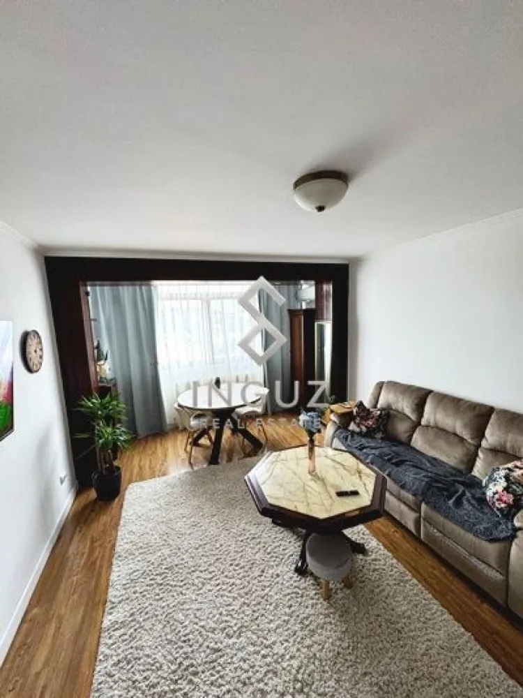 Apartament 3 camere de închiriat – Giulești, Sector 6, București - Apartament 3 camere de închiriat – Giulești, Sector 6, București ⬇️ العربية ⬇️

600 € / lună

Apartament spațios, renovat și complet mobilat/utilat, situat în cartierul Giulești, la 1 minut de stația tramvaielor 44 și 11 și la aproximativ 10 minute de metrou Crângași.

Detalii:
• 3 camere decomandate
• 77 mp utili
• Etaj 5 / 8
• Confort Lux
• 1 baie
• 2 balcoane
• Loc de parcare inclus
• Bloc izolat termic
• Aer condiționat (2 unități)
• Centrală de bloc / termoficare
• Complet mobilat și utilat
• Disponibil din 01.06.2026

Avantaje:
• Acces rapid către centru și universități
• Aproape de mijloace de transport
• Zonă liniștită și accesibilă
• Ideal pentru familie sau studenți

Condiții:
• 600 € / lună
• Contract pe termen lung
• Garanție standard
• Comision agenție: 50%

شقة 3 غرف للإيجار – جيوليشتي، القطاع 6، بوخارست

600 يورو / شهر

شقة واسعة ومجددة بالكامل، مفروشة ومجهزة، تقع في منطقة Giulești بالقرب من المواصلات العامة والمترو.

التفاصيل:
• 3 غرف منفصلة
• 77 متر مربع
• الطابق 5 من 8
• بلكونتان
• موقف سيارة شامل
• مكيفان
• مفروشة ومجهزة بالكامل
• متاحة من 01.06.2026

المميزات:
• قريب من المواصلات والمترو
• مناسب للعائلات أو الطلاب
• وصول سريع إلى مركز المدينة والجامعات

الشروط:
• 600 يورو / شهر
• عقد طويل الأمد
• تأمين عند التوقيع
• عمولة المكتب: 50%