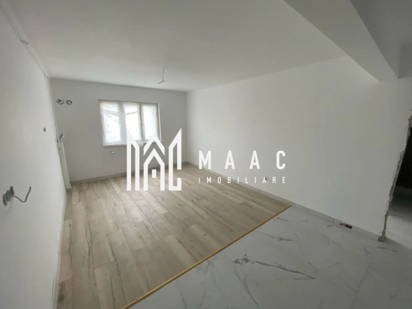 Apartament 2 Camere | Etaj 1 I Lift | Lazaret | Predare Mai 2025 - Maac Imobiliare prezintă ansamblul rezidențial Urban 64, un proiect modern, ideal atât pentru locuință personală, cât și pentru investiție. Situat în zona Lazaret - Compa, acest ansamblu oferă acces facil spre centru, autostradă și toate zonele de interes public. Detalii ansamblu: ✔ Regim de înălțime: P+4E+M, cu 56 de apartamente și garsoniere ✔ Lift Schindler – silentios și modern ✔ Arhitectură contemporană și finisaje de calitate ✔ Predare: Mai 2025 – finisate la cheie, INTABULATE Finisaje incluse: Interior: Ușă metalică de acces, izolată termic și fonic Pereți finisați cu glet și lavabilă albă Parchet, gresie, faianță Obiecte sanitare și rezervor îngropat la baie Tâmplărie PVC cu geam termopan Prize, întrerupătoare, instalații pentru TV și internet Încălzire proprie: centrală termică Immergas și calorifere Spații comune: Casa scării placată cu granit Ușă securizată cu interfon la intrare Plafoniere cu senzori de mișcare Parcare: locuri publice disponibile în zonă. Suprafețe disponibile: Garsoniere și apartamente de 21 mp, 42 mp și 46 mp utili Localizare: Situat în Lazaret, zona Compa, ansamblul rezidențial Urban 64 oferă acces rapid la transport public, școli, grădinițe, magazine și cabinete medicale, fiind la doar 10 minute de centrul Sibiului. Predare în Mai 2025 – apartamentele și garsonierele se predau finisate la cheie, gata pentru mutare! Pentru mai multe detalii precizati telefonic ca ati vazut anuntul ID: CP2388082