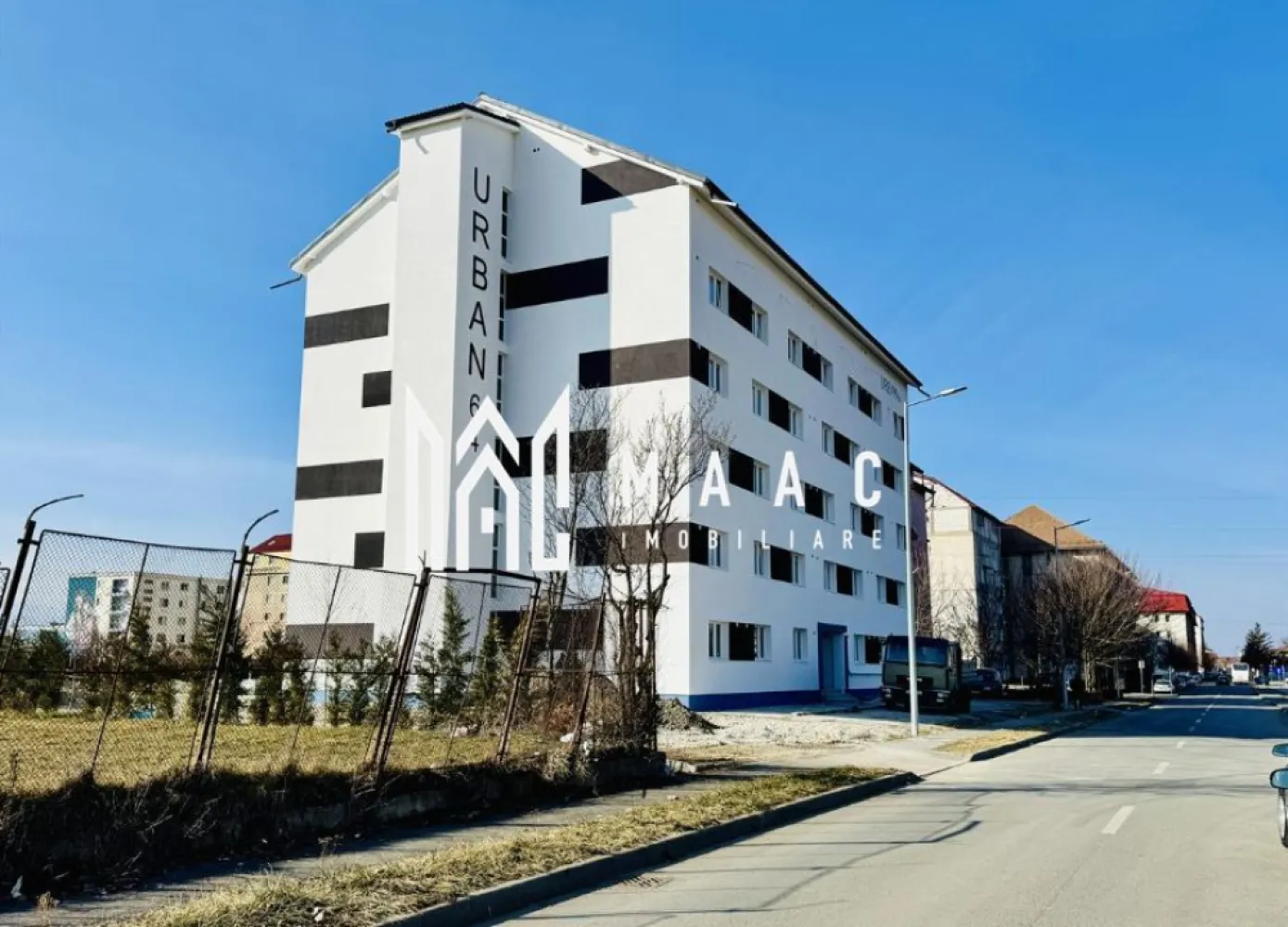 Apartament 2 Camere | Etaj 1 I Lift | Lazaret | Predare Mai 2025 - Maac Imobiliare prezintă ansamblul rezidențial Urban 64, un proiect modern, ideal atât pentru locuință personală, cât și pentru investiție. Situat în zona Lazaret - Compa, acest ansamblu oferă acces facil spre centru, autostradă și toate zonele de interes public. Detalii ansamblu: ✔ Regim de înălțime: P+4E+M, cu 56 de apartamente și garsoniere ✔ Lift Schindler – silentios și modern ✔ Arhitectură contemporană și finisaje de calitate ✔ Predare: Mai 2025 – finisate la cheie, INTABULATE Finisaje incluse: Interior: Ușă metalică de acces, izolată termic și fonic Pereți finisați cu glet și lavabilă albă Parchet, gresie, faianță Obiecte sanitare și rezervor îngropat la baie Tâmplărie PVC cu geam termopan Prize, întrerupătoare, instalații pentru TV și internet Încălzire proprie: centrală termică Immergas și calorifere Spații comune: Casa scării placată cu granit Ușă securizată cu interfon la intrare Plafoniere cu senzori de mișcare Parcare: locuri publice disponibile în zonă. Suprafețe disponibile: Garsoniere și apartamente de 21 mp, 42 mp și 46 mp utili Localizare: Situat în Lazaret, zona Compa, ansamblul rezidențial Urban 64 oferă acces rapid la transport public, școli, grădinițe, magazine și cabinete medicale, fiind la doar 10 minute de centrul Sibiului. Predare în Mai 2025 – apartamentele și garsonierele se predau finisate la cheie, gata pentru mutare! Pentru mai multe detalii precizati telefonic ca ati vazut anuntul ID: CP2388082
