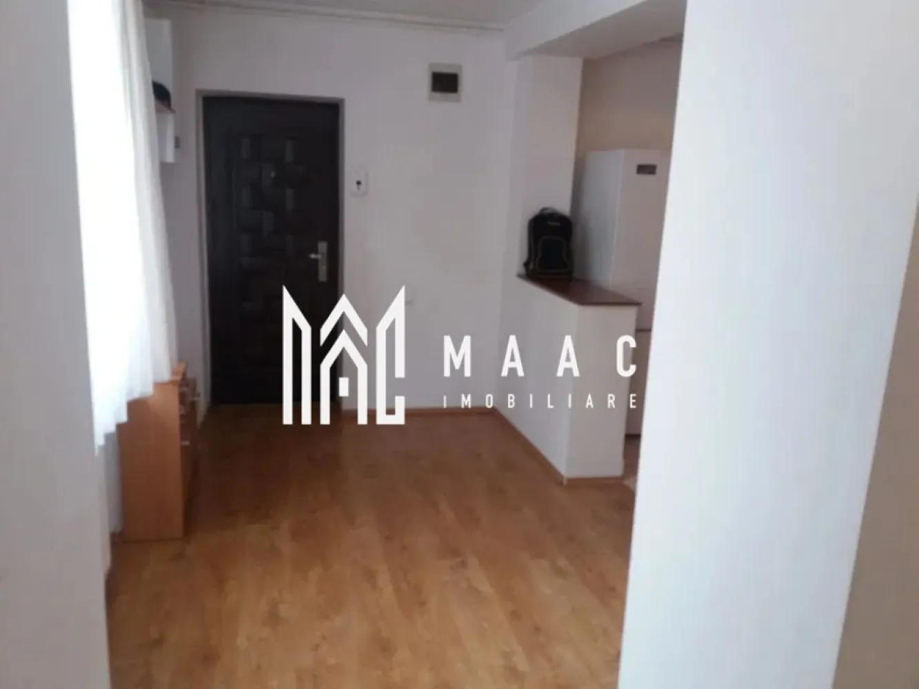 Apartament 3 camere | Parter | 3 balcoane | 100MP | Turnisor - MAAC Imobiliare vă prezintă un apartament cu 3 camere, situat la parter înalt, într-o vilă, în cartierul Turnișor, într-o zonă exclusiv de case, cu acces rapid către Șoseaua Alba Iulia.

Caracteristici:
Apartament cu 3 camere la vilă
Suprafață utilă: 108 mp
Parter înalt
An construcție: 2011
Posibilitate de recompartimentare

Compartimentare:
Living de aproximativ 30 mp
2 dormitoare 
Bucătărie deschisă
Baie mare cu cadă
2 holuri
3 balcoane, câte unul pentru fiecare cameră

Spații auxiliare și beneficii:
Pivniță de 29 mp, ideală pentru depozitare 
Curte comună
Acces auto facil
Loc de parcare în curte

Dotări:
Apartamentul se vinde complet mobilat și utilat
Spații bine proporționate, luminoase și aerisite.

Localizare și facilități în zonă:
Stația de autobuz cu legături către toate zonele orașului
În apropiere supermarketuri, școală și grădiniță
Acces rapid către zona industrială.

Pentru mai multe detalii precizati telefonic ca ati vazut anuntul cu ID: CP2861169