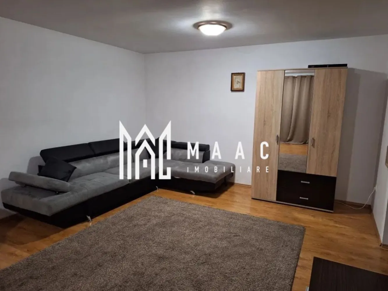 Apartament 3 camere | Parter | 3 balcoane | 100MP | Turnisor - MAAC Imobiliare vă prezintă un apartament cu 3 camere, situat la parter înalt, într-o vilă, în cartierul Turnișor, într-o zonă exclusiv de case, cu acces rapid către Șoseaua Alba Iulia.

Caracteristici:
Apartament cu 3 camere la vilă
Suprafață utilă: 108 mp
Parter înalt
An construcție: 2011
Posibilitate de recompartimentare

Compartimentare:
Living de aproximativ 30 mp
2 dormitoare 
Bucătărie deschisă
Baie mare cu cadă
2 holuri
3 balcoane, câte unul pentru fiecare cameră

Spații auxiliare și beneficii:
Pivniță de 29 mp, ideală pentru depozitare 
Curte comună
Acces auto facil
Loc de parcare în curte

Dotări:
Apartamentul se vinde complet mobilat și utilat
Spații bine proporționate, luminoase și aerisite.

Localizare și facilități în zonă:
Stația de autobuz cu legături către toate zonele orașului
În apropiere supermarketuri, școală și grădiniță
Acces rapid către zona industrială.

Pentru mai multe detalii precizati telefonic ca ati vazut anuntul cu ID: CP2861169